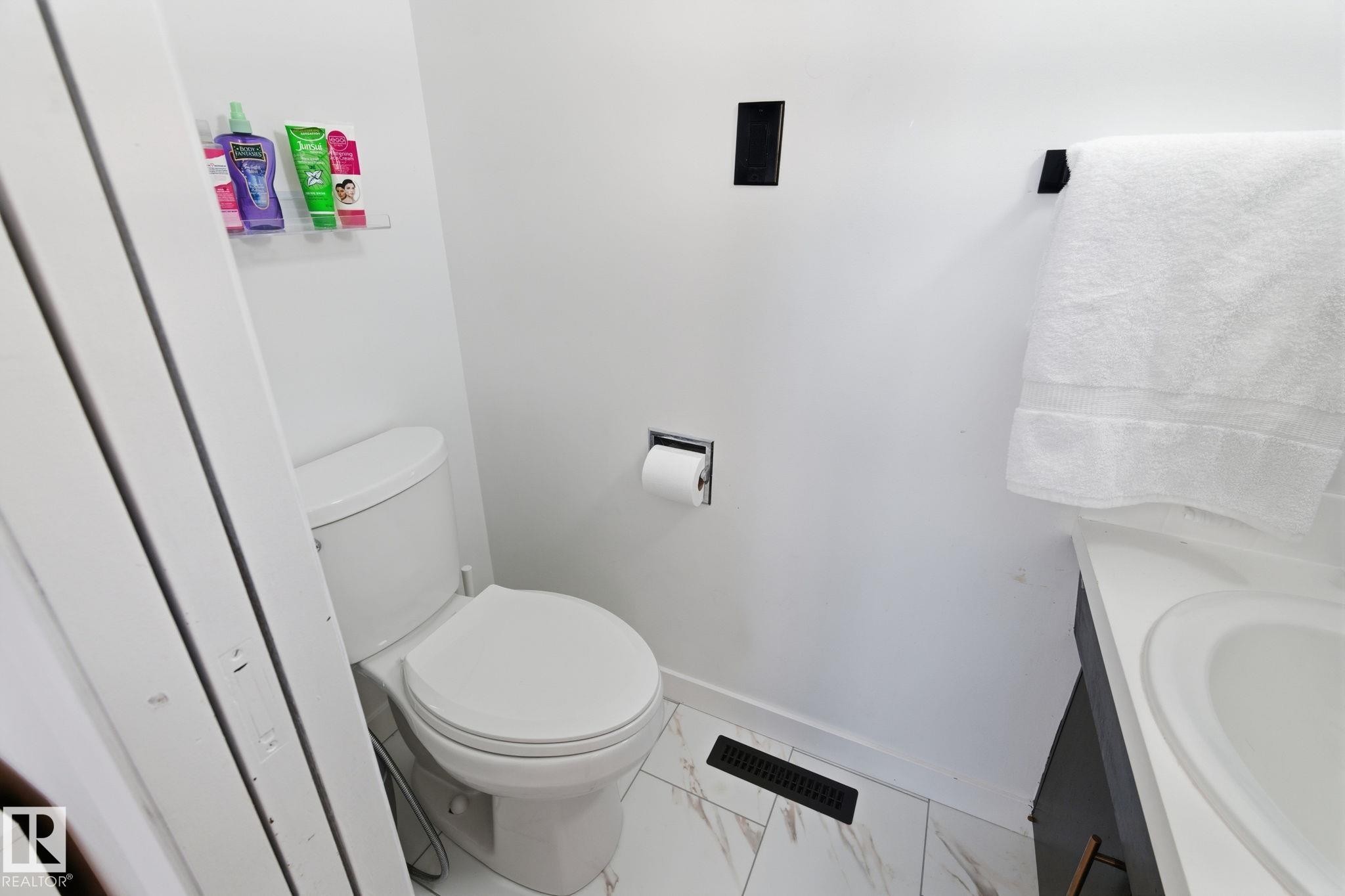 8043 135 Avenue Nw, Edmonton, AB - Indoor Photo Showing Bathroom
