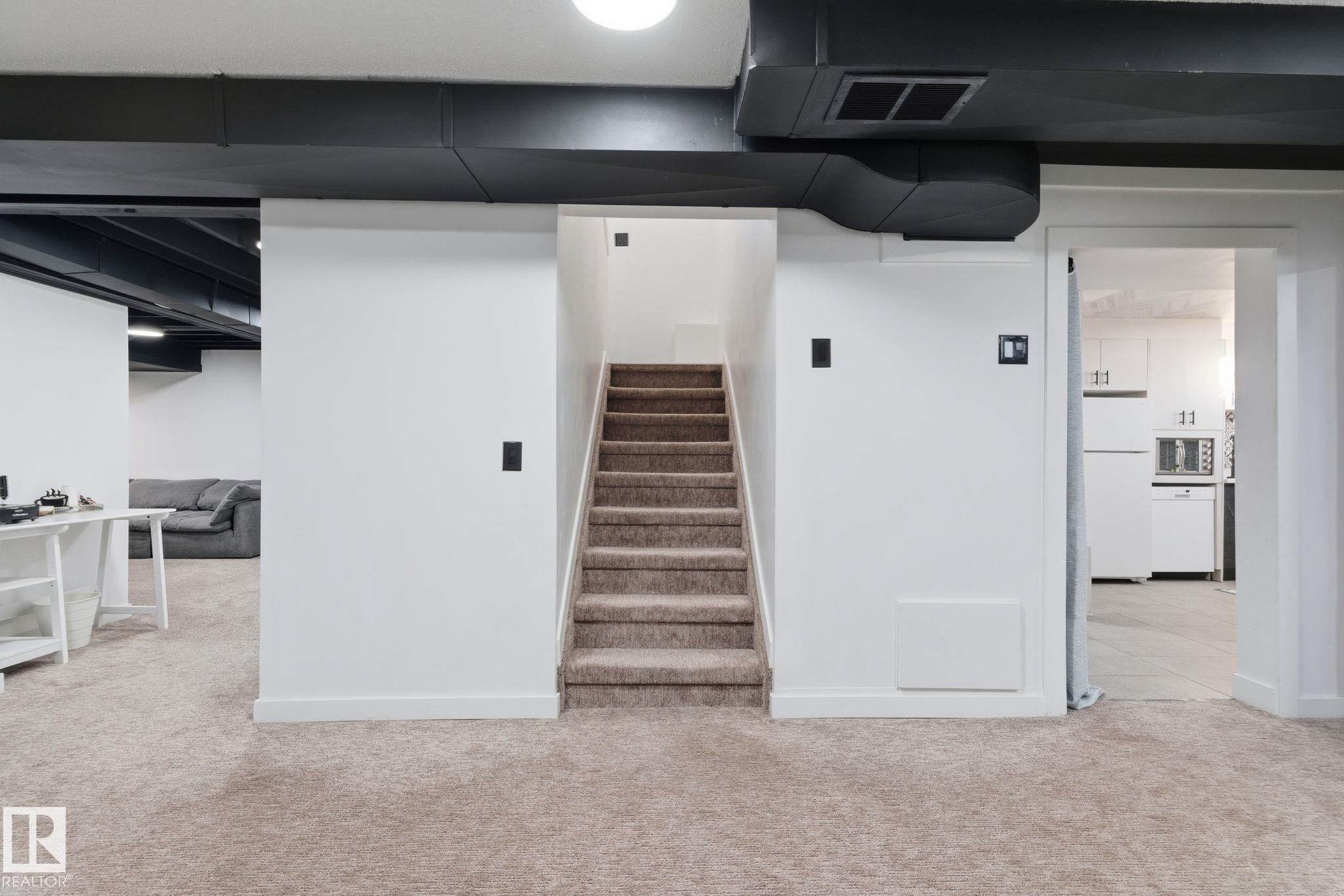 8043 135 Avenue Nw, Edmonton, AB - Indoor