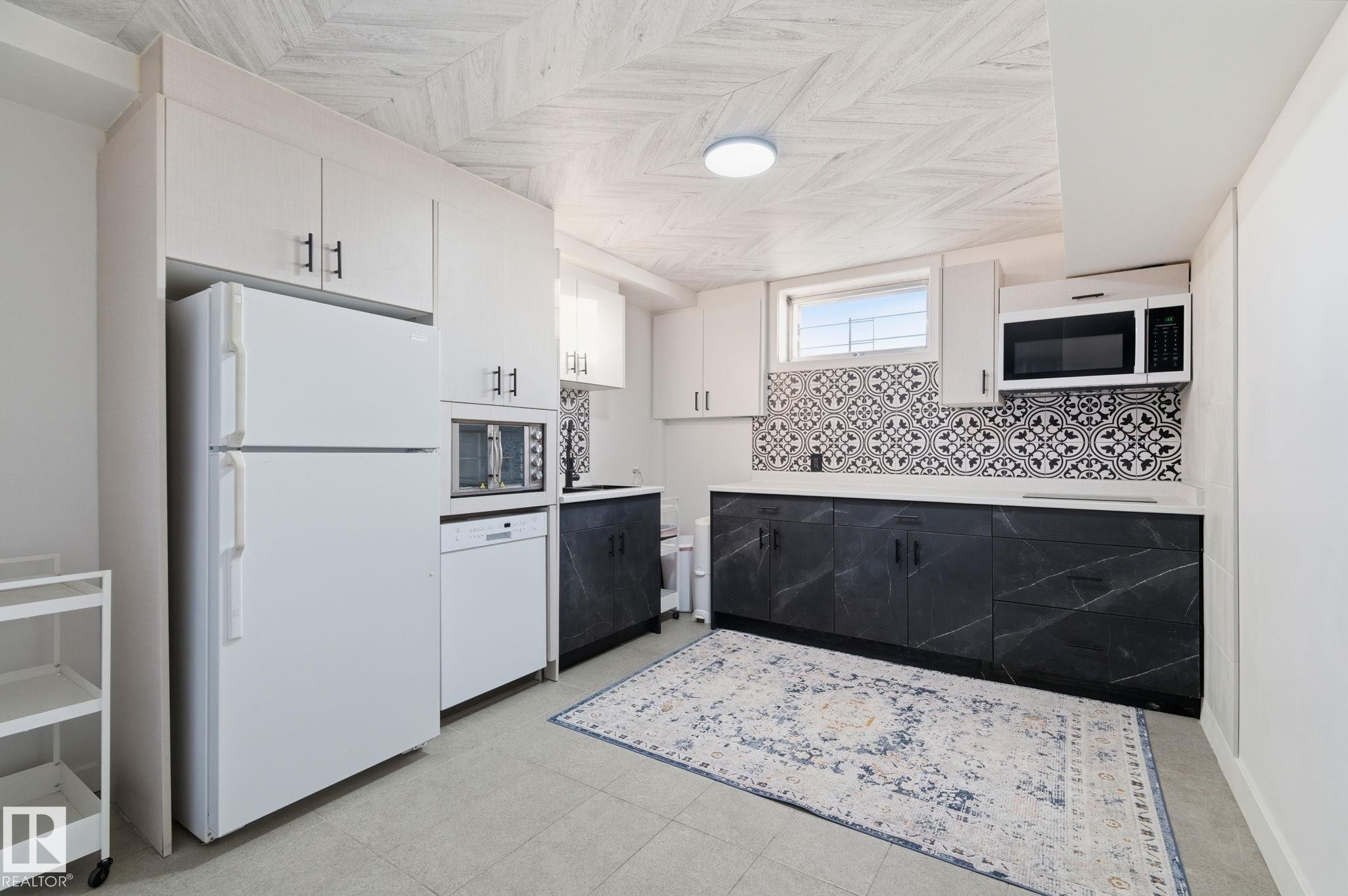 8043 135 Avenue Nw, Edmonton, AB - Indoor Photo Showing Kitchen