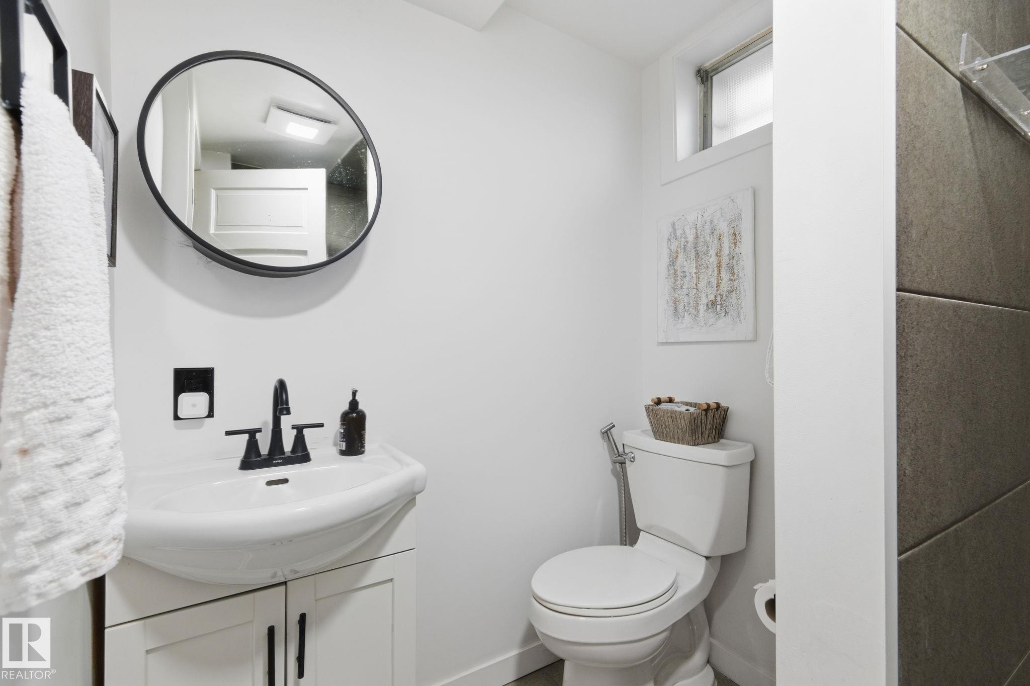 8043 135 Avenue Nw, Edmonton, AB - Indoor Photo Showing Bathroom