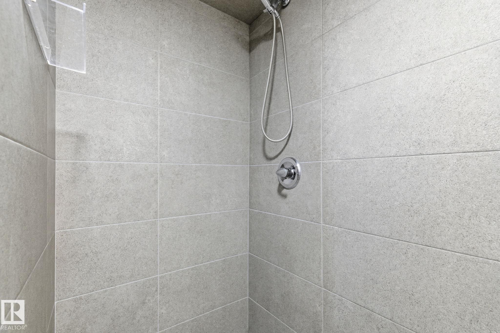 8043 135 Avenue Nw, Edmonton, AB - Indoor Photo Showing Bathroom