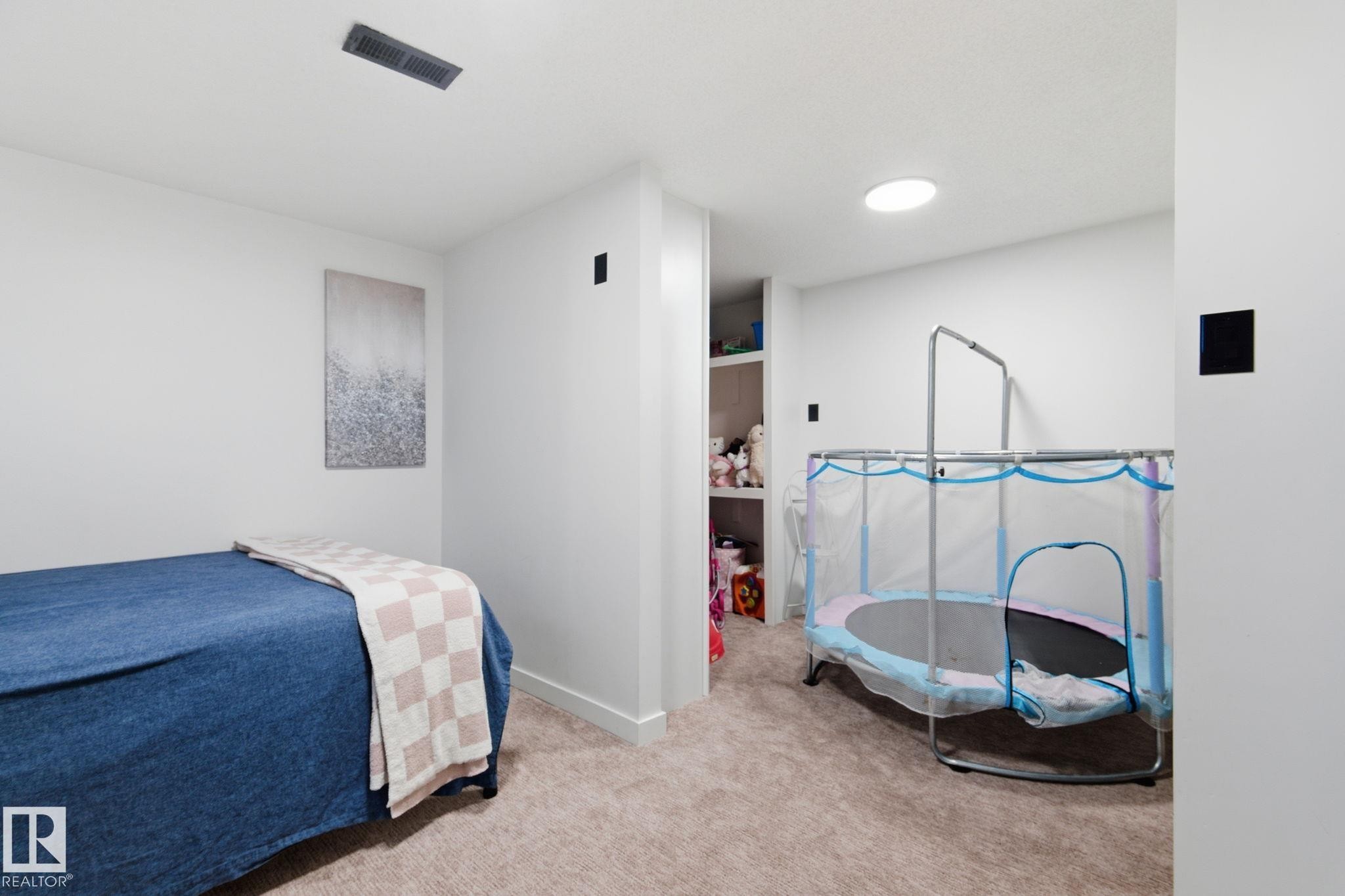 8043 135 Avenue Nw, Edmonton, AB - Indoor Photo Showing Bedroom