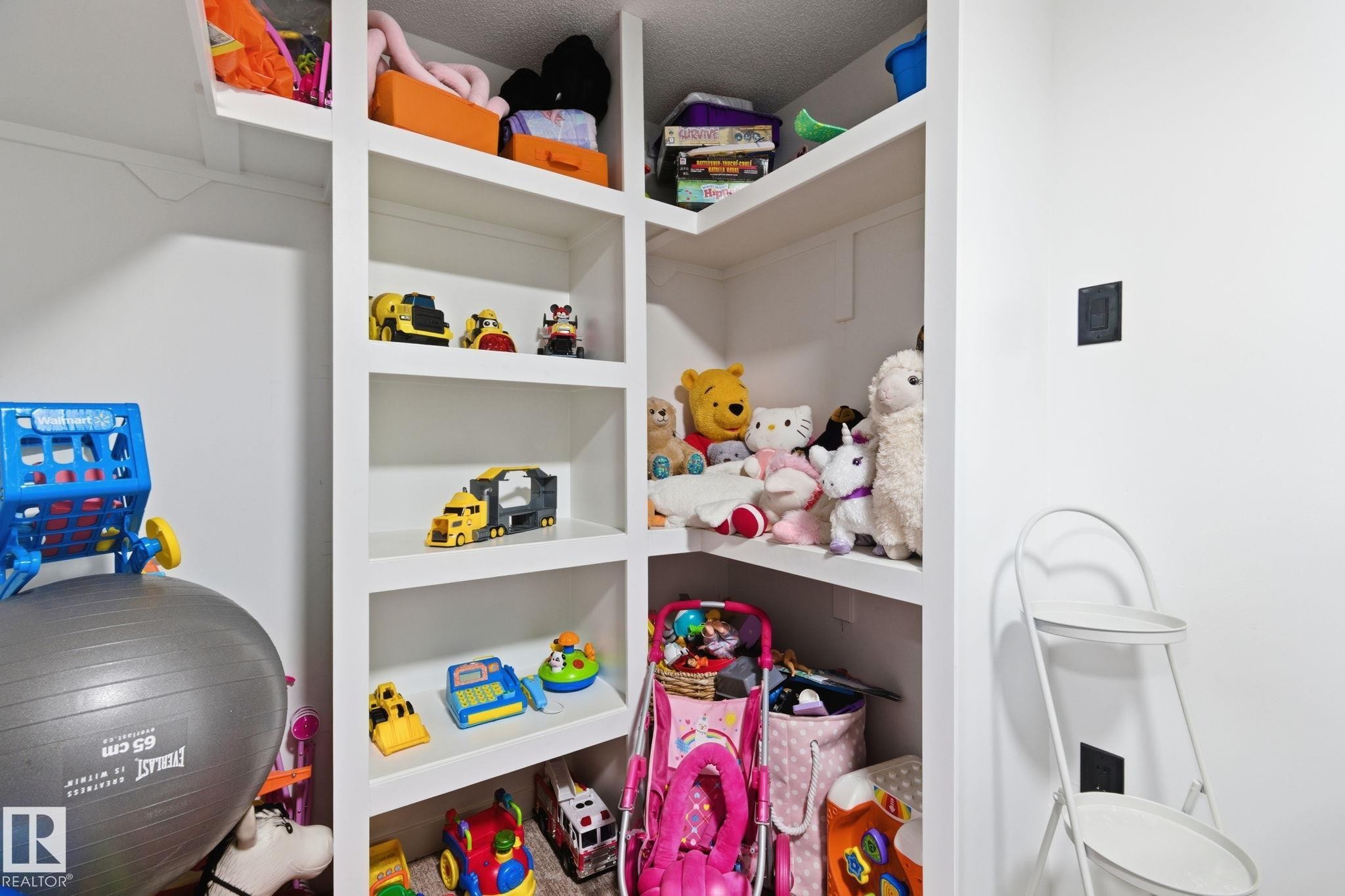 8043 135 Avenue Nw, Edmonton, AB - Indoor With Storage