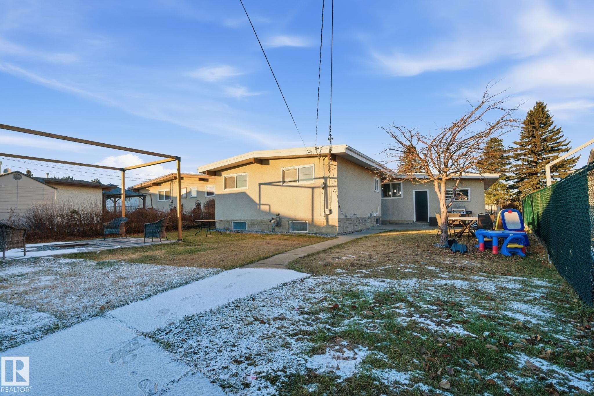8043 135 Avenue Nw, Edmonton, AB - Outdoor
