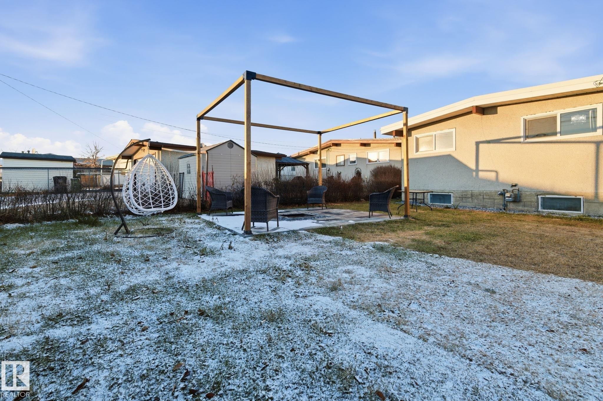 8043 135 Avenue Nw, Edmonton, AB - Outdoor