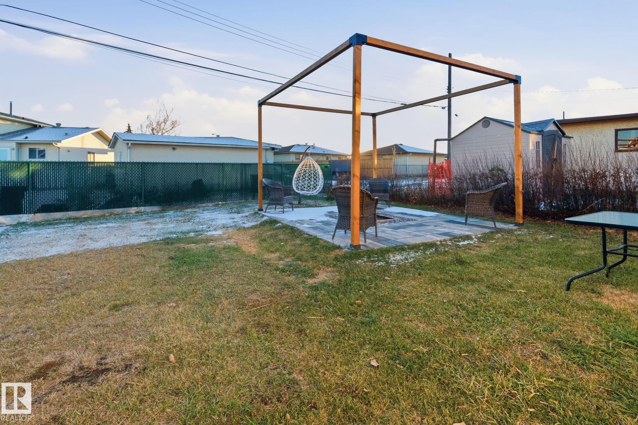 8043 135 Avenue Nw, Edmonton, AB - Outdoor