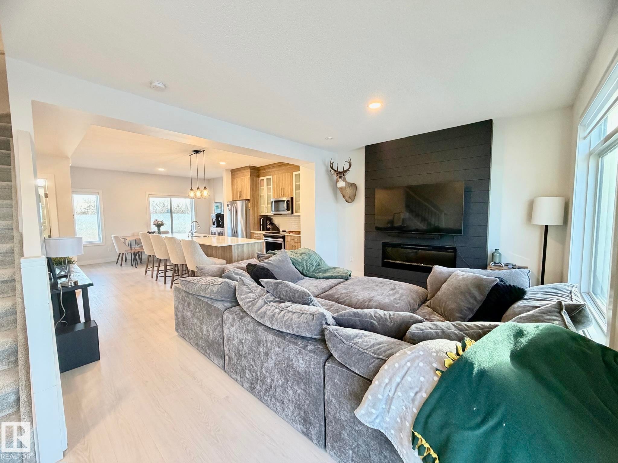 2 1010 Rabbit Hill Road, Edmonton, AB - Indoor Photo Showing Living Room