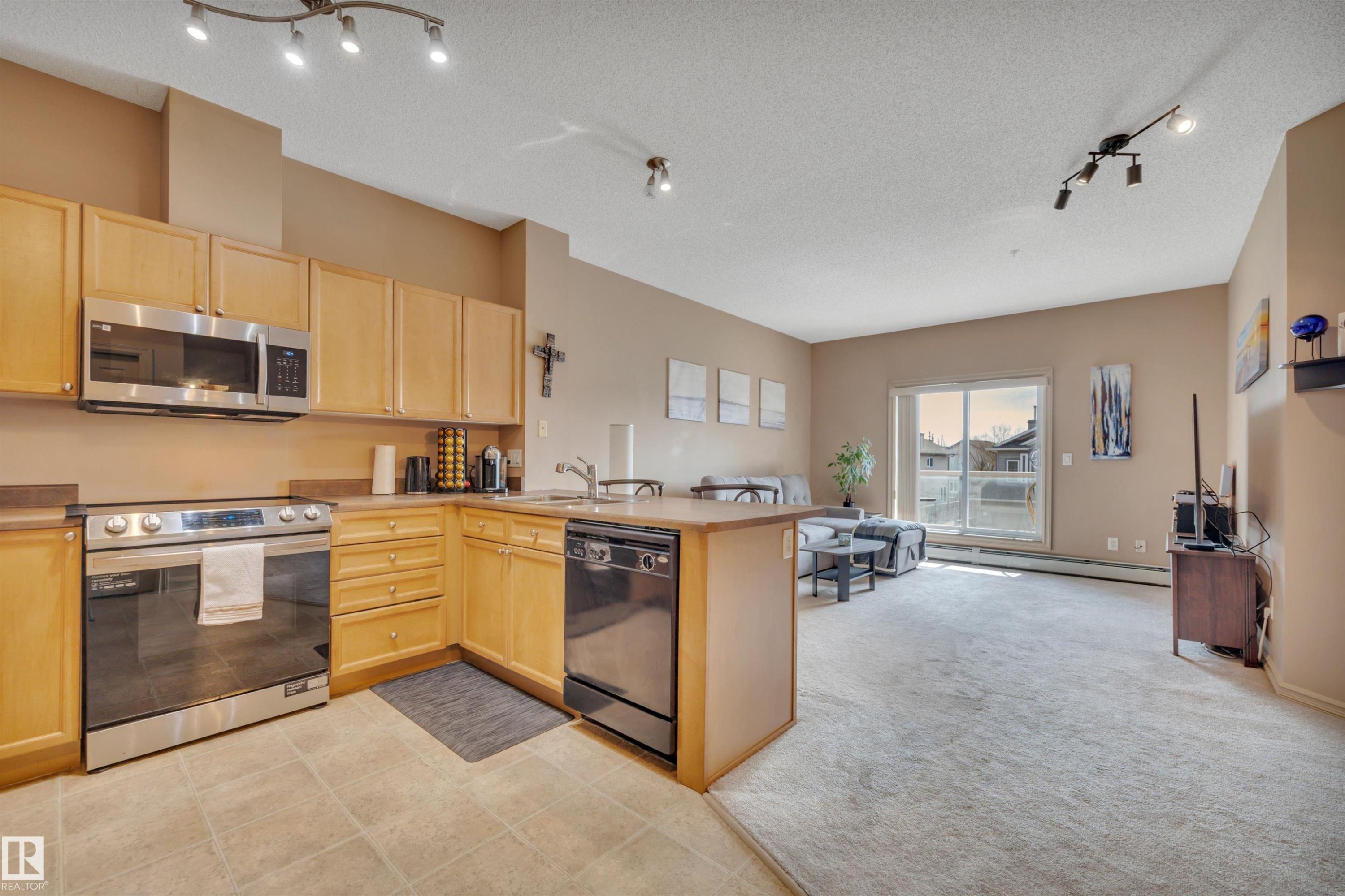 211 226 Macewan Road, Edmonton, AB - Indoor Photo Showing Kitchen