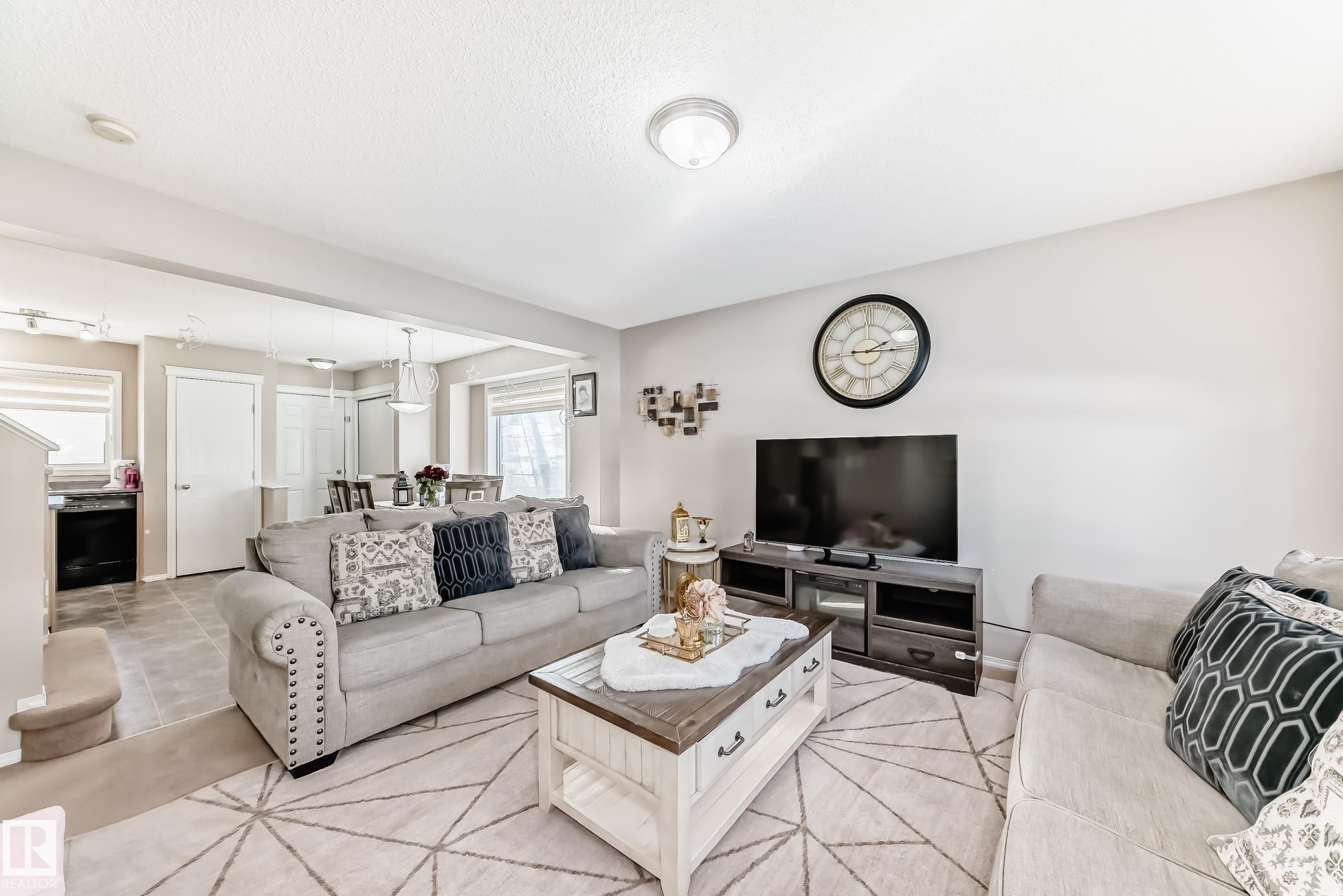 14043 151 Avenue, Edmonton, AB - Indoor Photo Showing Living Room