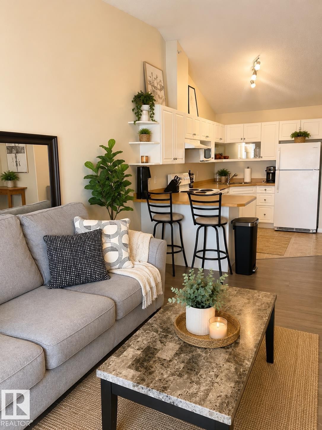 Open-concept living space featuring a vaulted ceiling and wood-finish flooring - 336 9525 162 Avenue, Edmonton, AB - Indoor