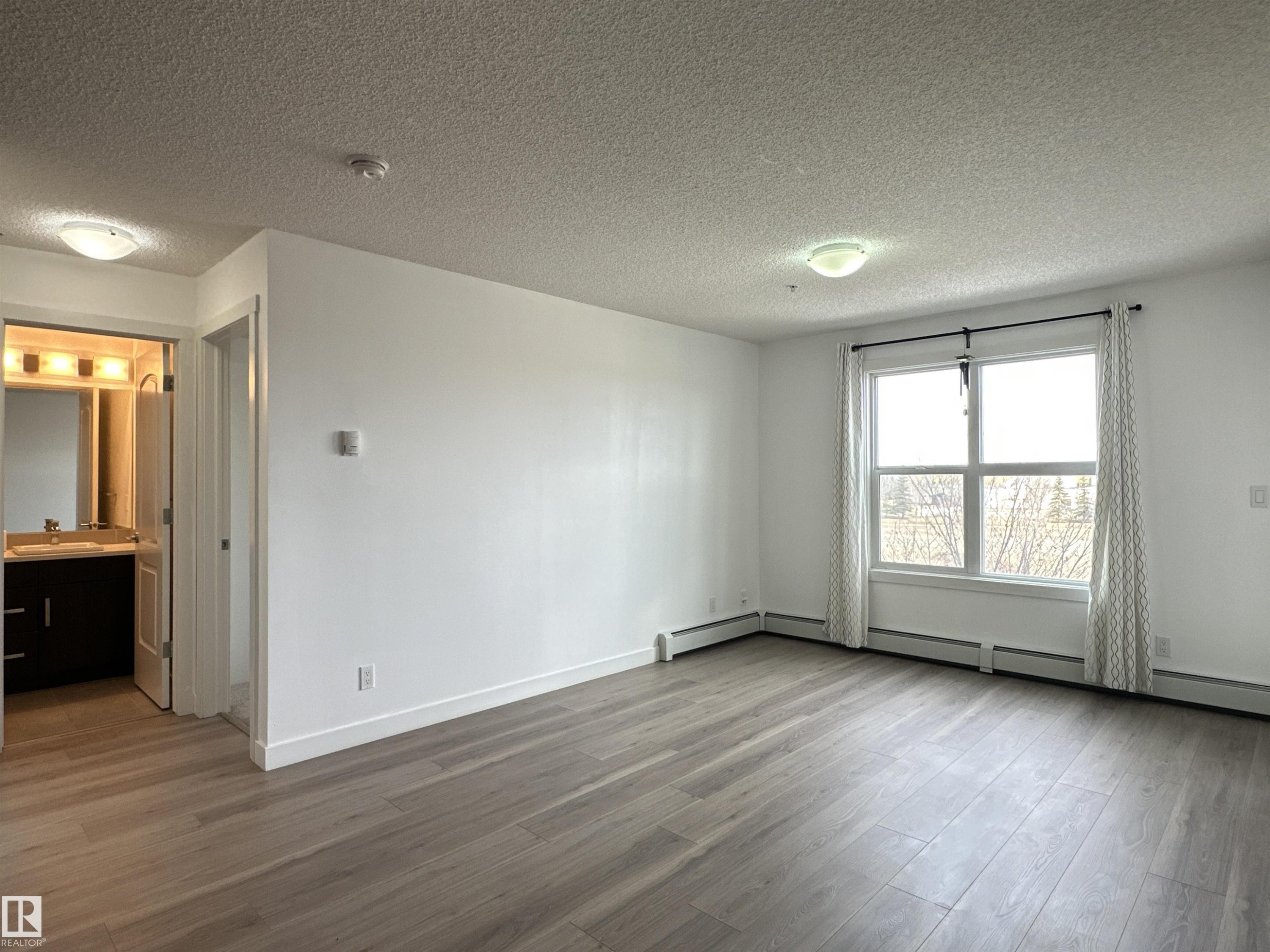 311 667 Watt Boulevard, Edmonton, AB - Indoor Photo Showing Other Room