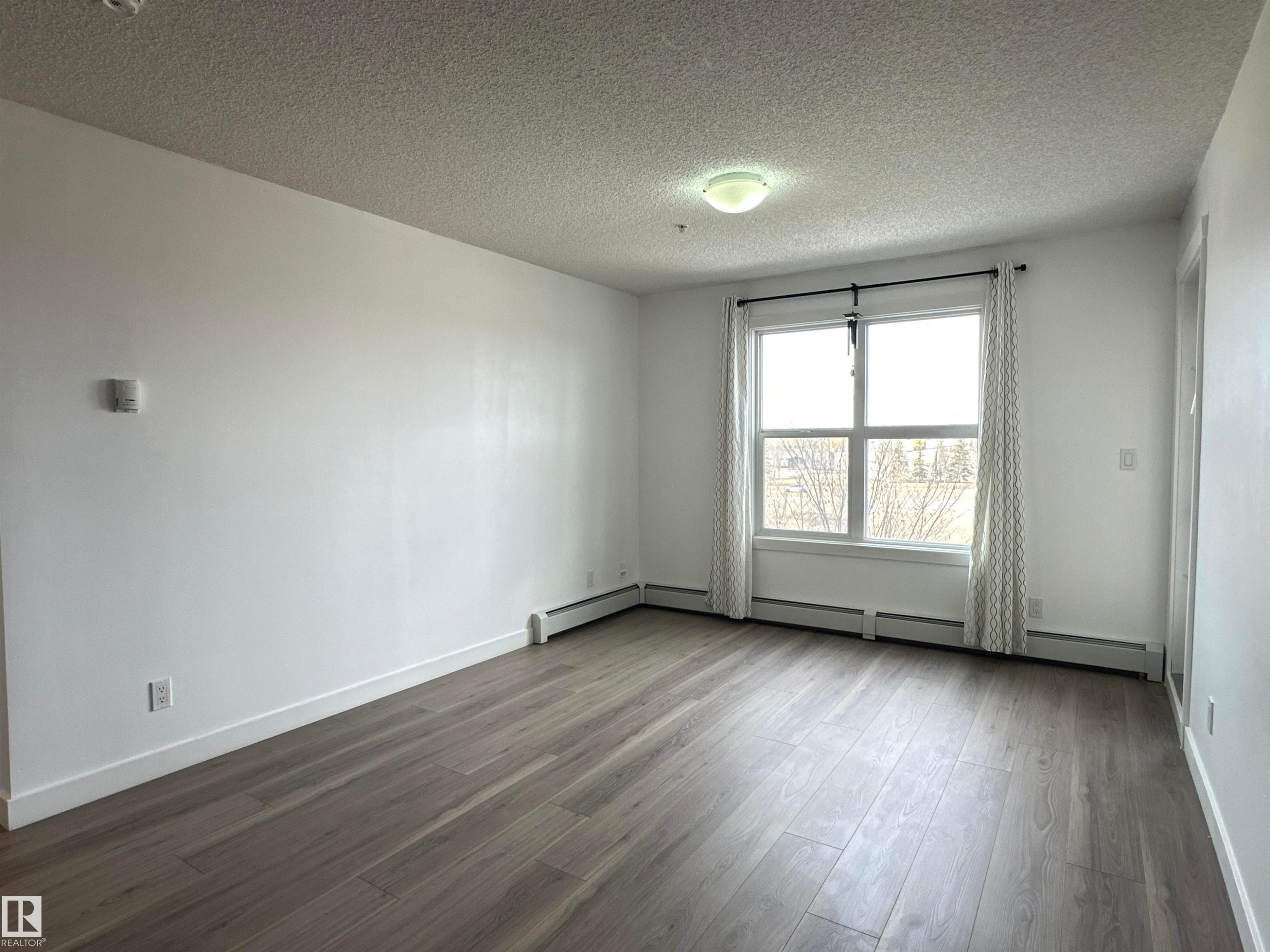 311 667 Watt Boulevard, Edmonton, AB - Indoor Photo Showing Other Room