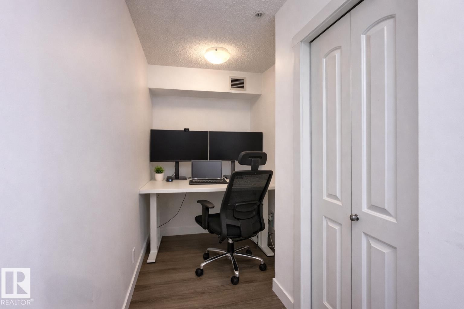 311 667 Watt Boulevard, Edmonton, AB - Indoor Photo Showing Office