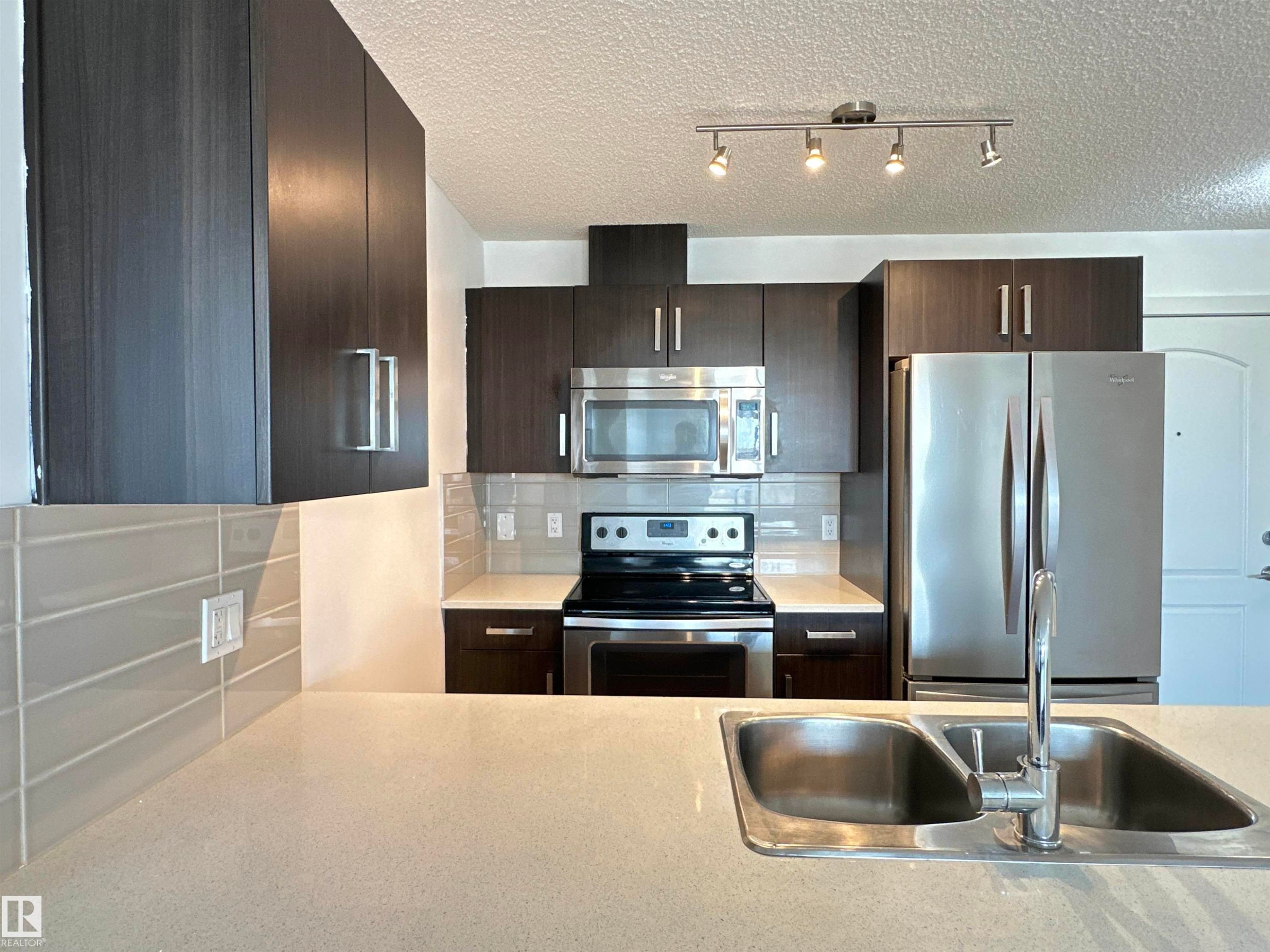 311 667 Watt Boulevard, Edmonton, AB - Indoor Photo Showing Kitchen With Double Sink With Upgraded Kitchen