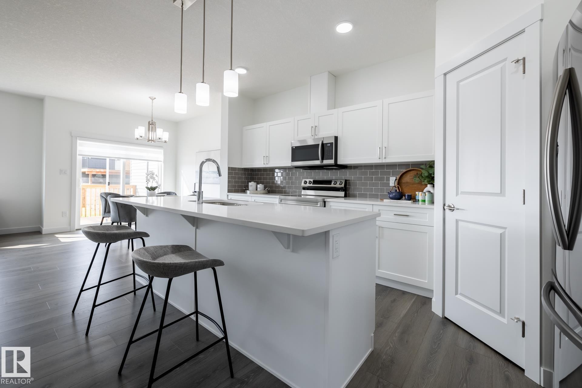 140 Lemon Close, Spruce Grove, AB - Indoor Photo Showing Kitchen With Upgraded Kitchen