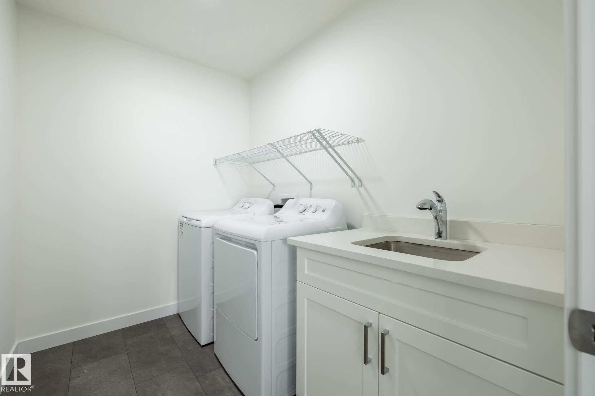 140 Lemon Close, Spruce Grove, AB - Indoor Photo Showing Laundry Room