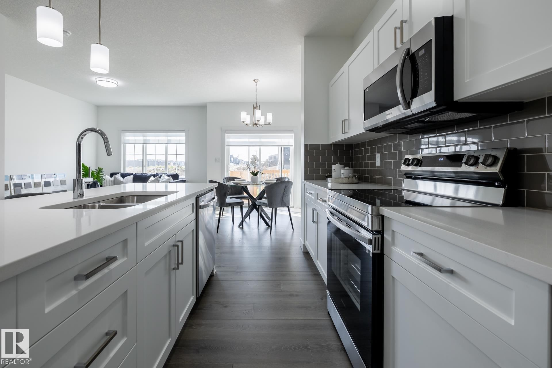 140 Lemon Close, Spruce Grove, AB - Indoor Photo Showing Kitchen With Double Sink With Upgraded Kitchen