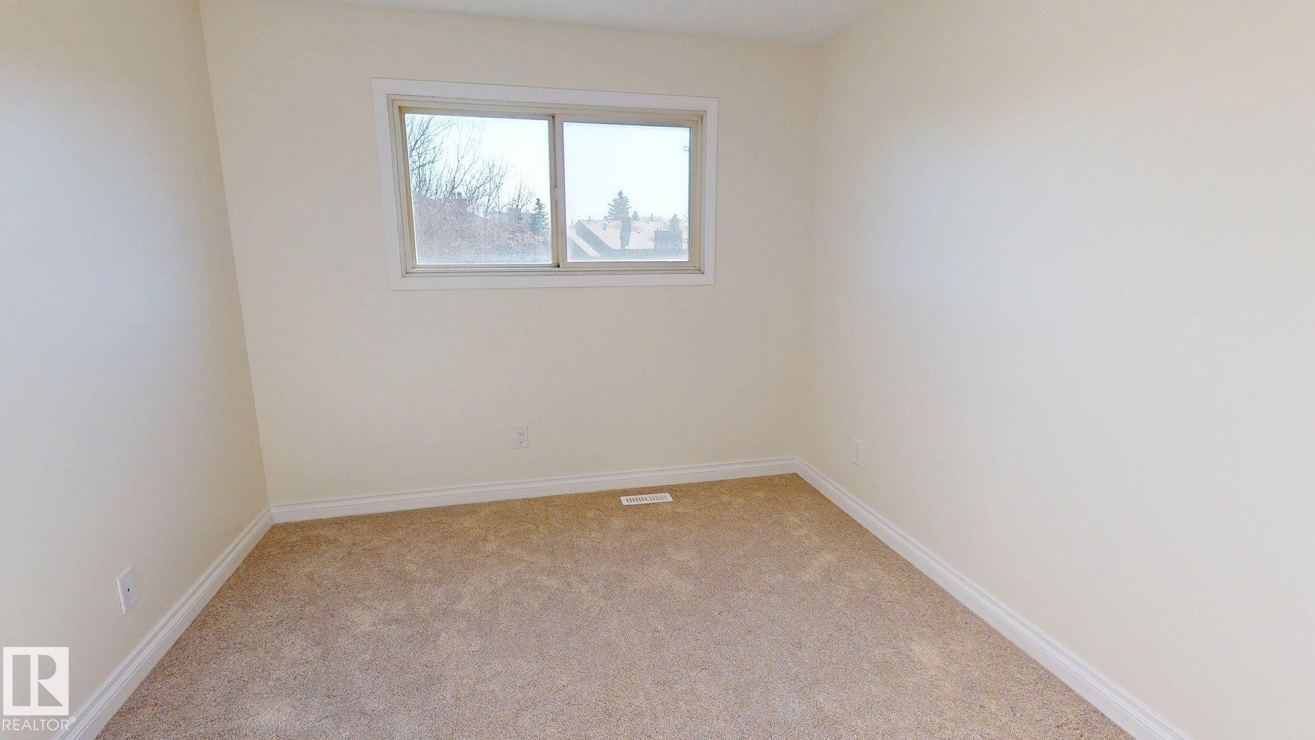 323 Willow Crest, Edmonton, AB - Indoor Photo Showing Other Room
