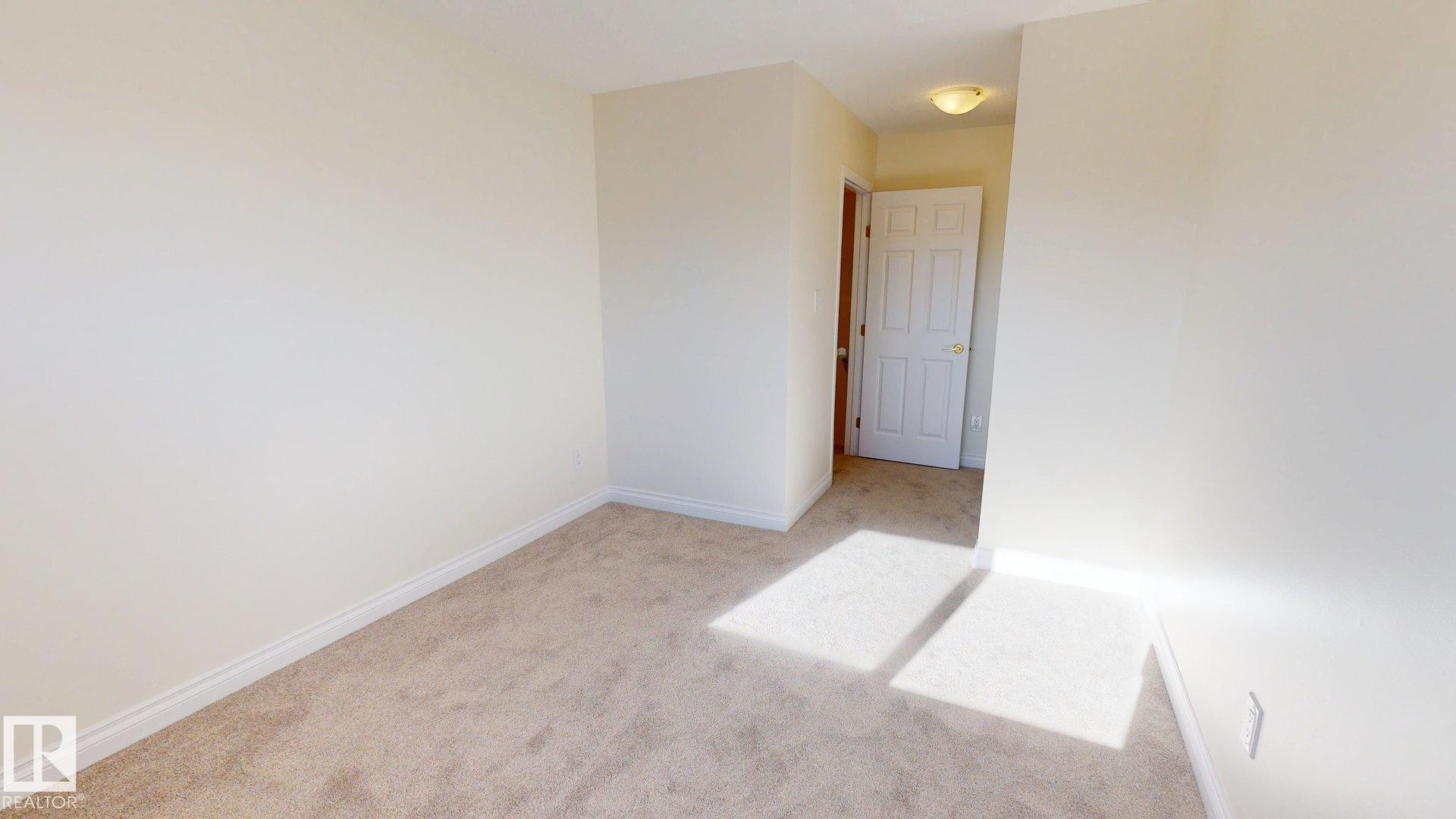 323 Willow Crest, Edmonton, AB - Indoor Photo Showing Other Room