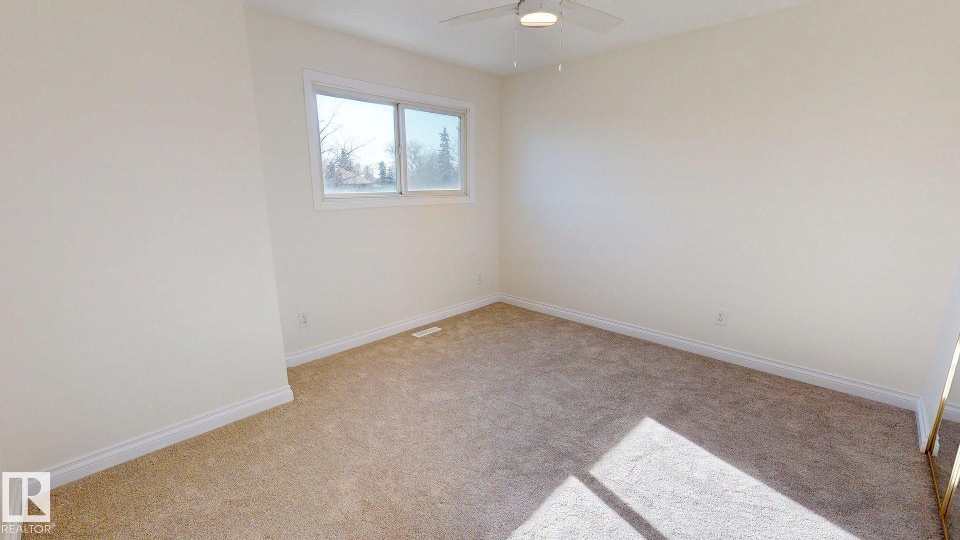 323 Willow Crest, Edmonton, AB - Indoor Photo Showing Other Room