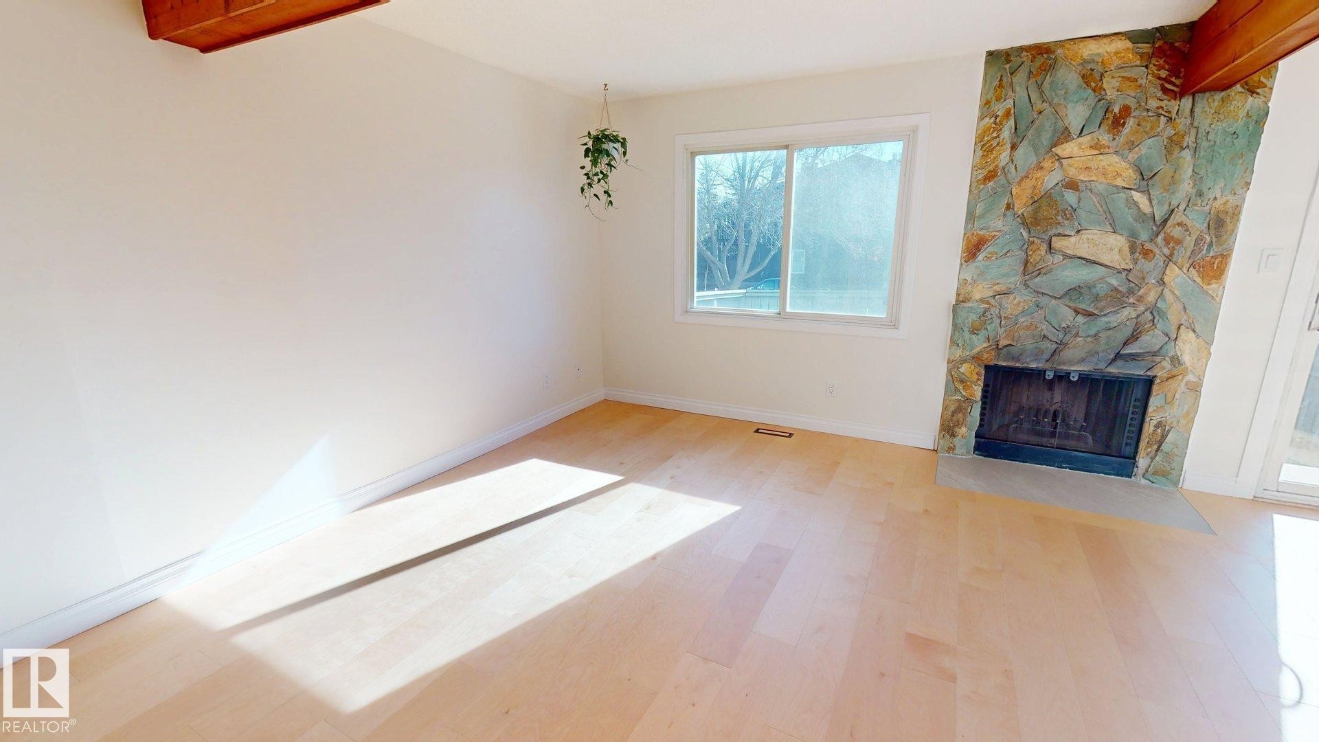 323 Willow Crest, Edmonton, AB - Indoor With Fireplace