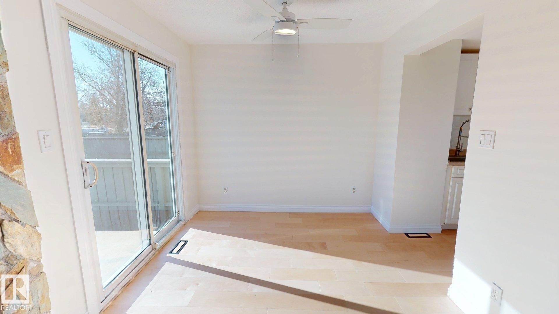 323 Willow Crest, Edmonton, AB - Indoor Photo Showing Other Room