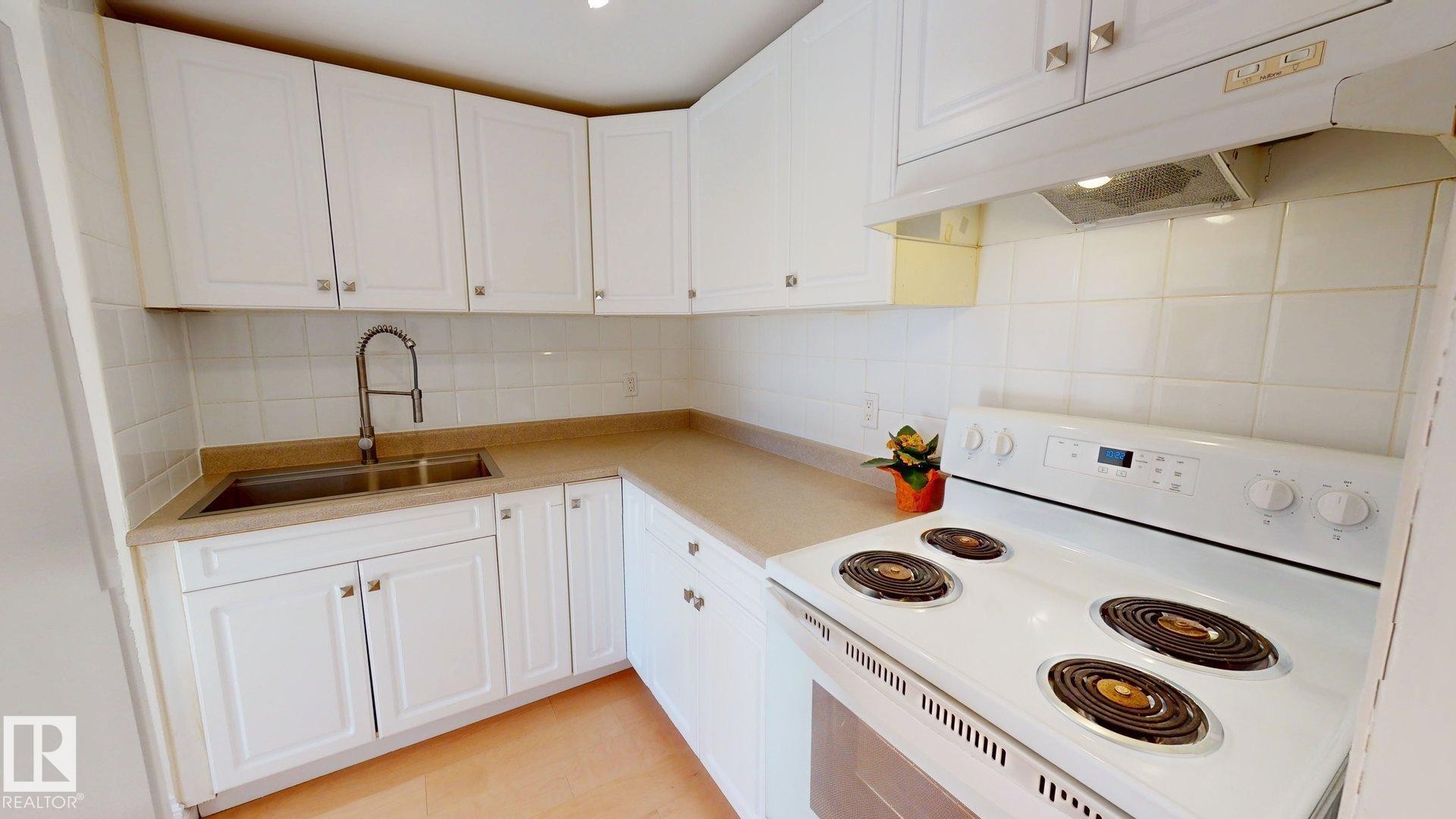 323 Willow Crest, Edmonton, AB - Indoor Photo Showing Kitchen