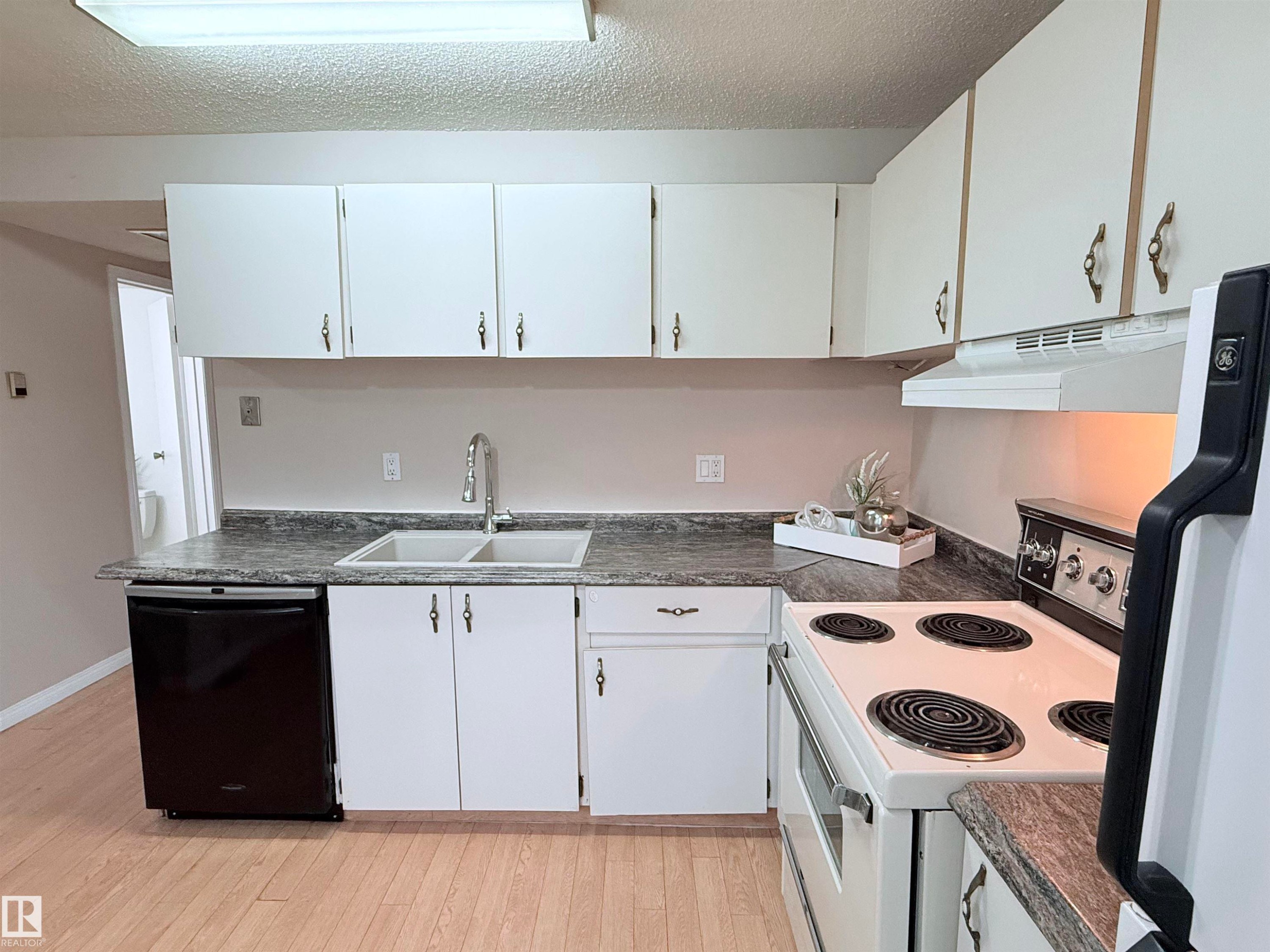18118 93 Avenue, Edmonton, AB - Indoor Photo Showing Kitchen