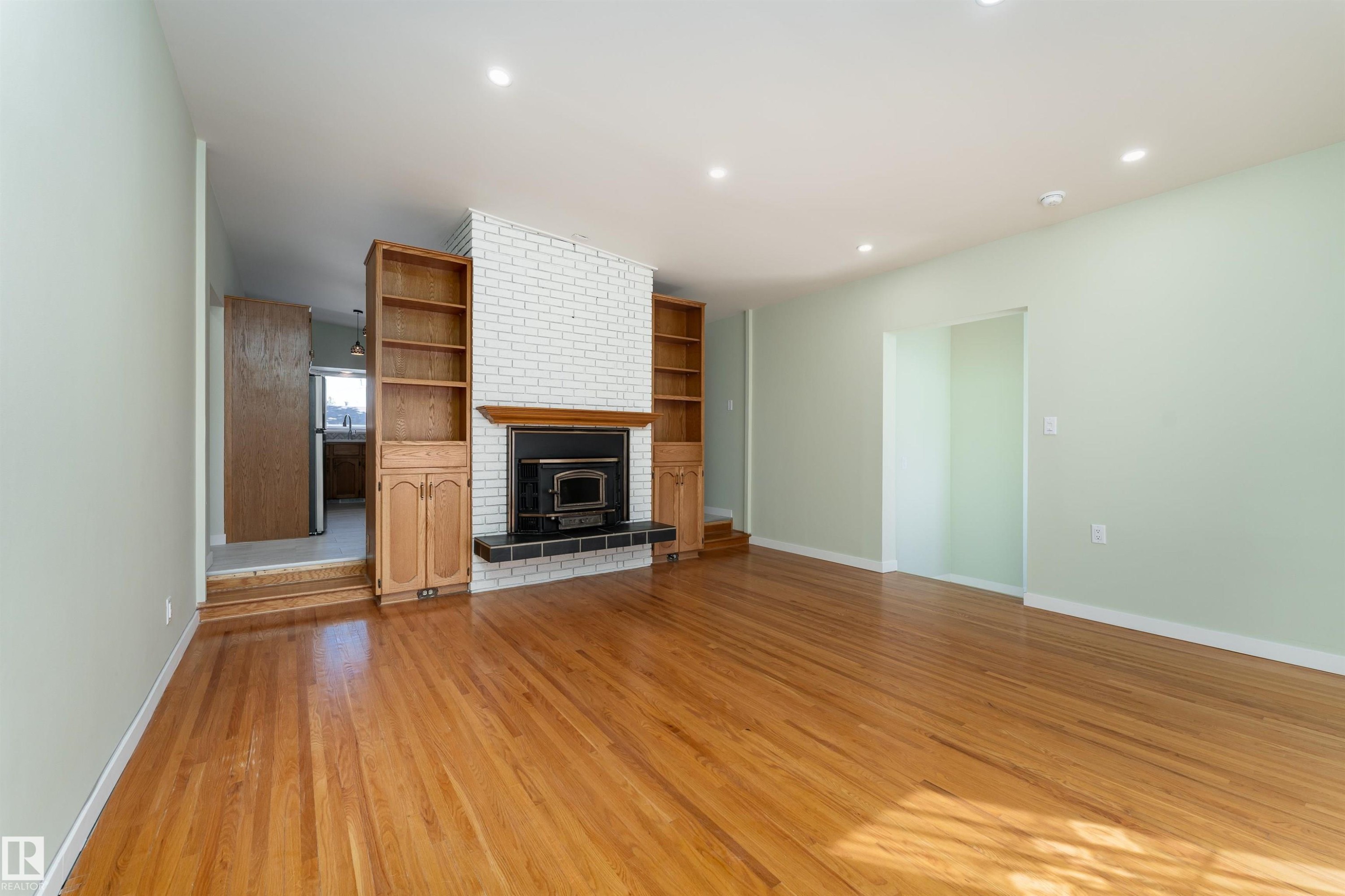 9523 134 Avenue, Edmonton, AB - Indoor Photo Showing Living Room With Fireplace