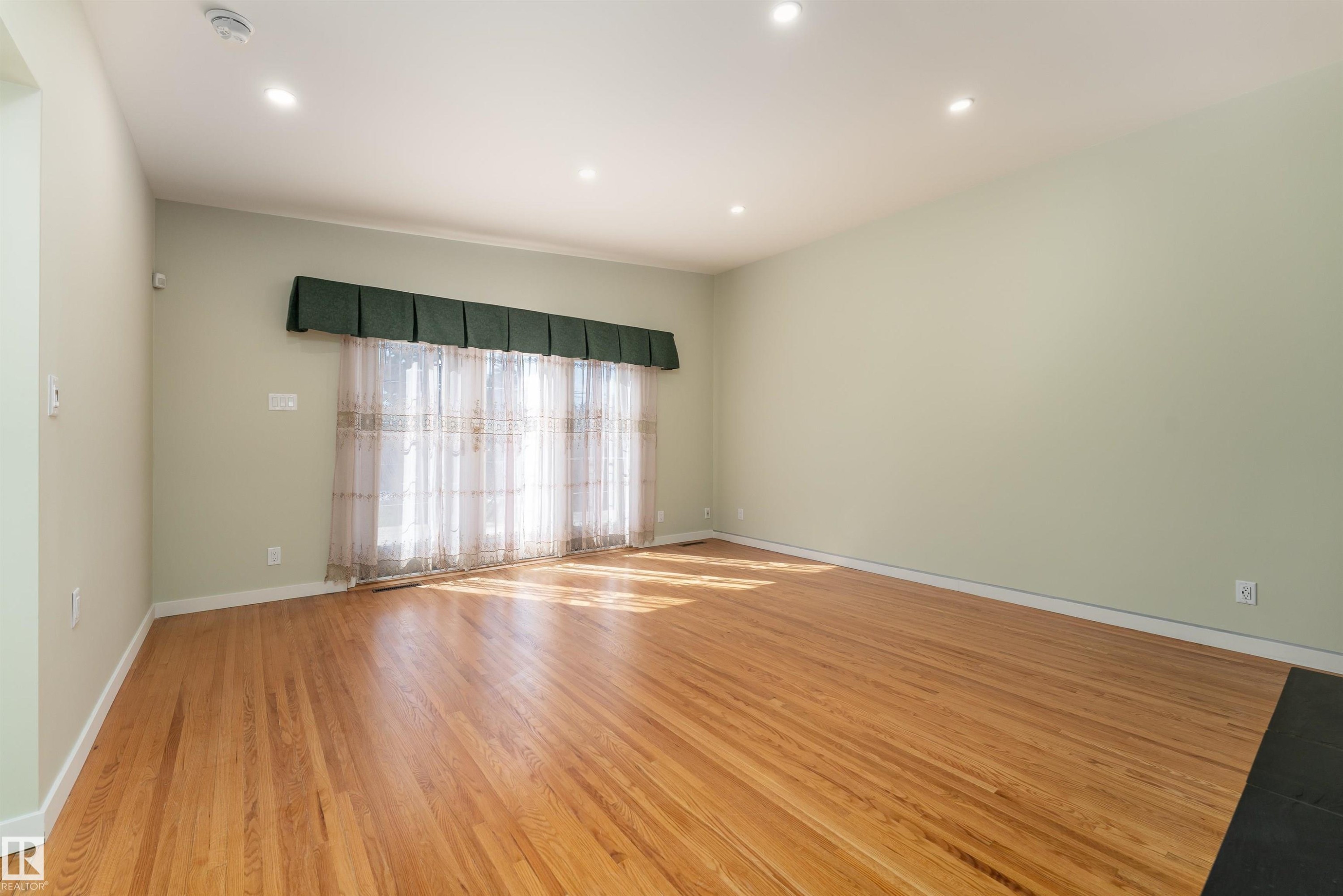 9523 134 Avenue, Edmonton, AB - Indoor Photo Showing Other Room