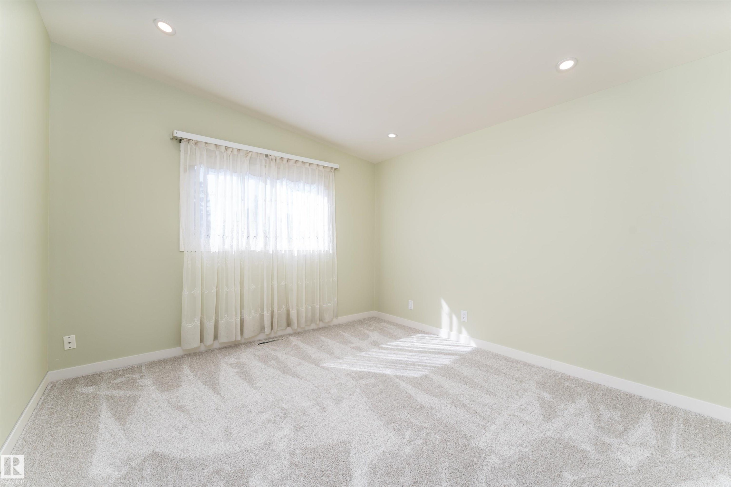 9523 134 Avenue, Edmonton, AB - Indoor Photo Showing Other Room
