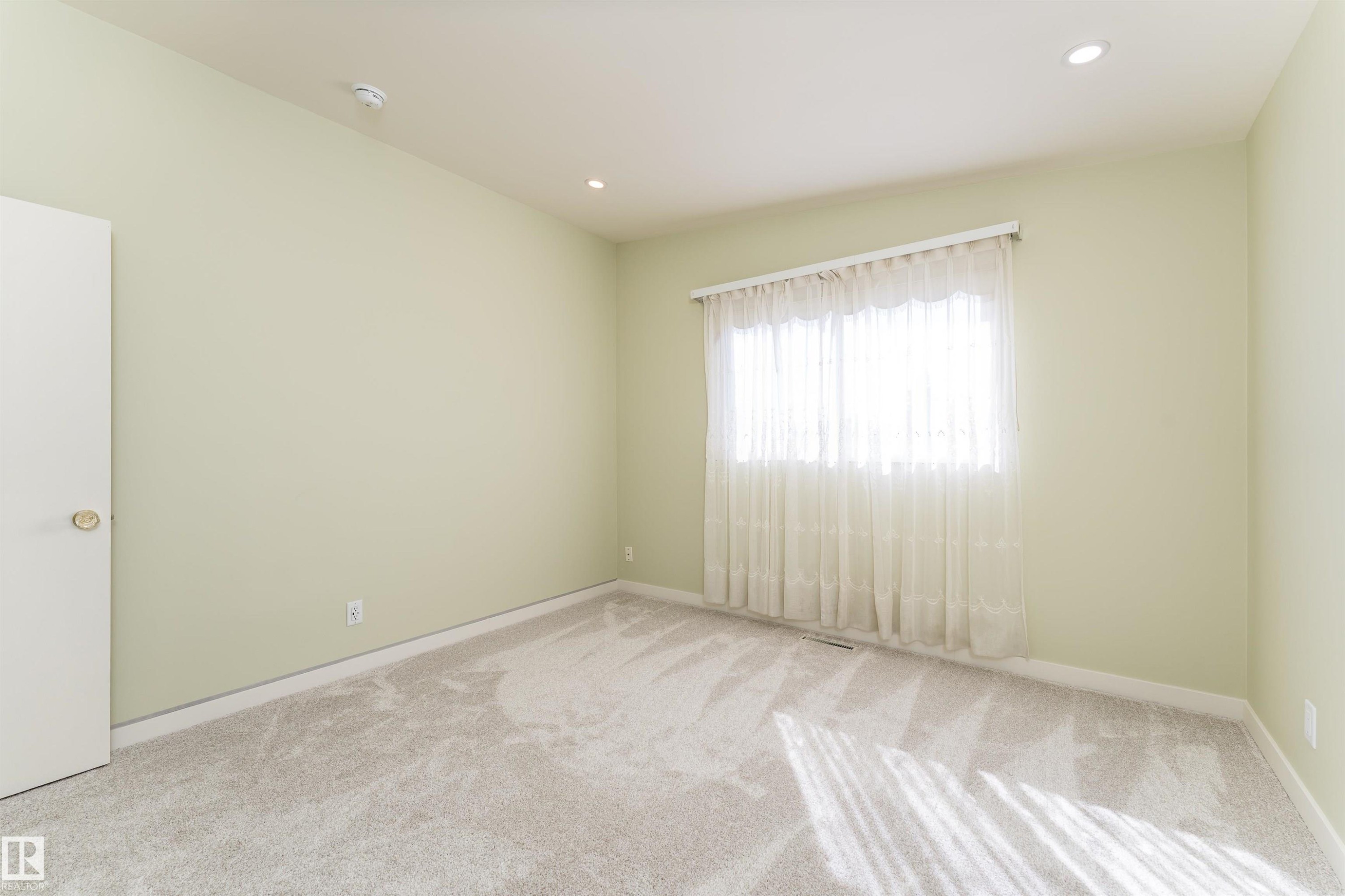 9523 134 Avenue, Edmonton, AB - Indoor Photo Showing Other Room