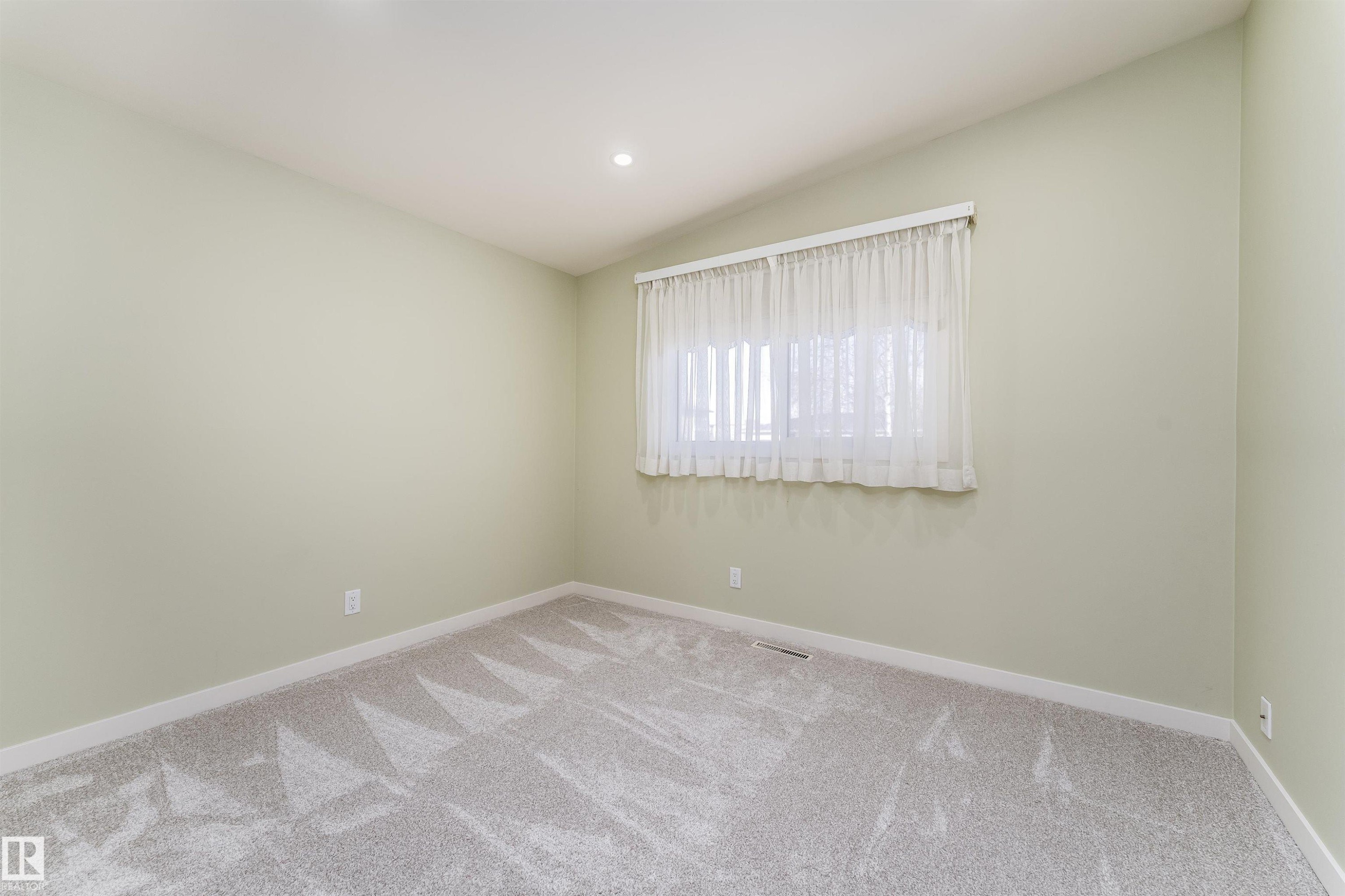 9523 134 Avenue, Edmonton, AB - Indoor Photo Showing Other Room