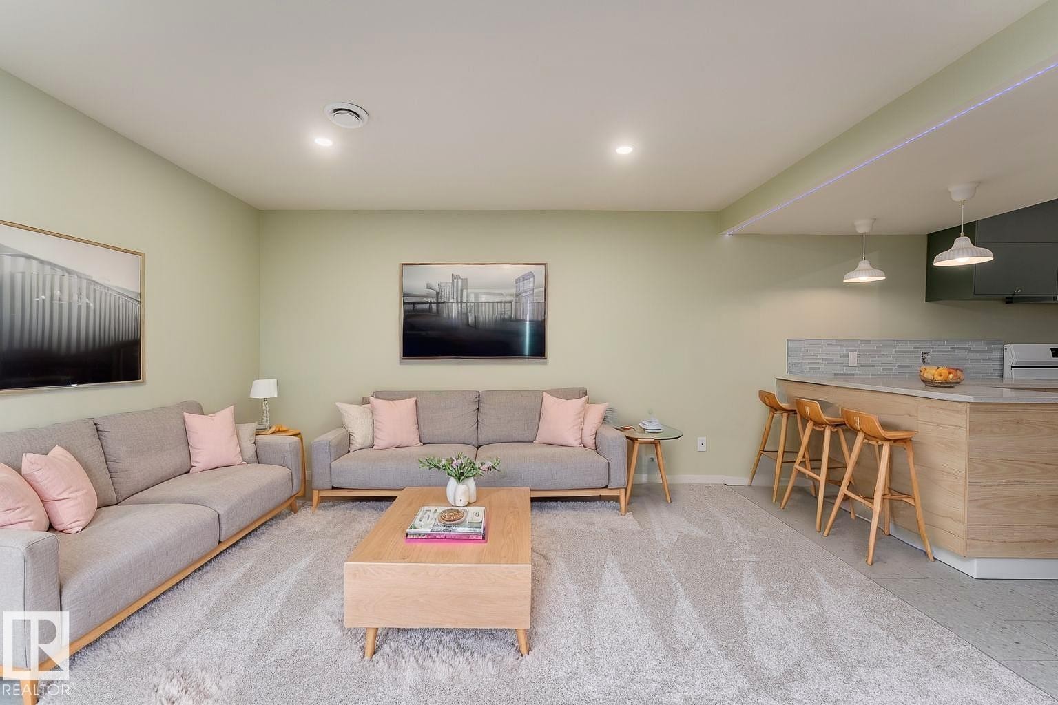 9523 134 Avenue, Edmonton, AB - Indoor Photo Showing Living Room