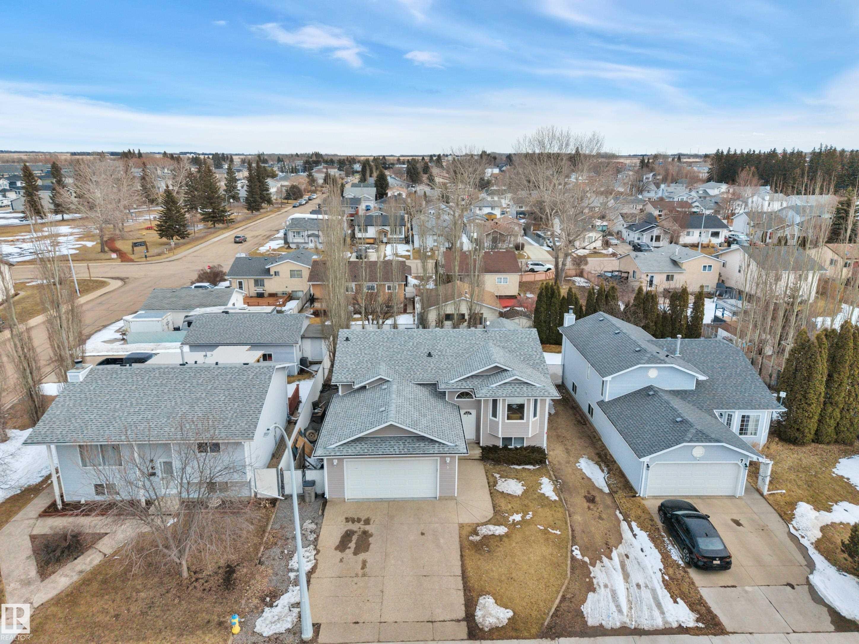 The property features a grey-shingled roof, an attached two-car garage, and a light-colored exterior - 5 Parkview Crescent, Calmar, AB - Outdoor With View
