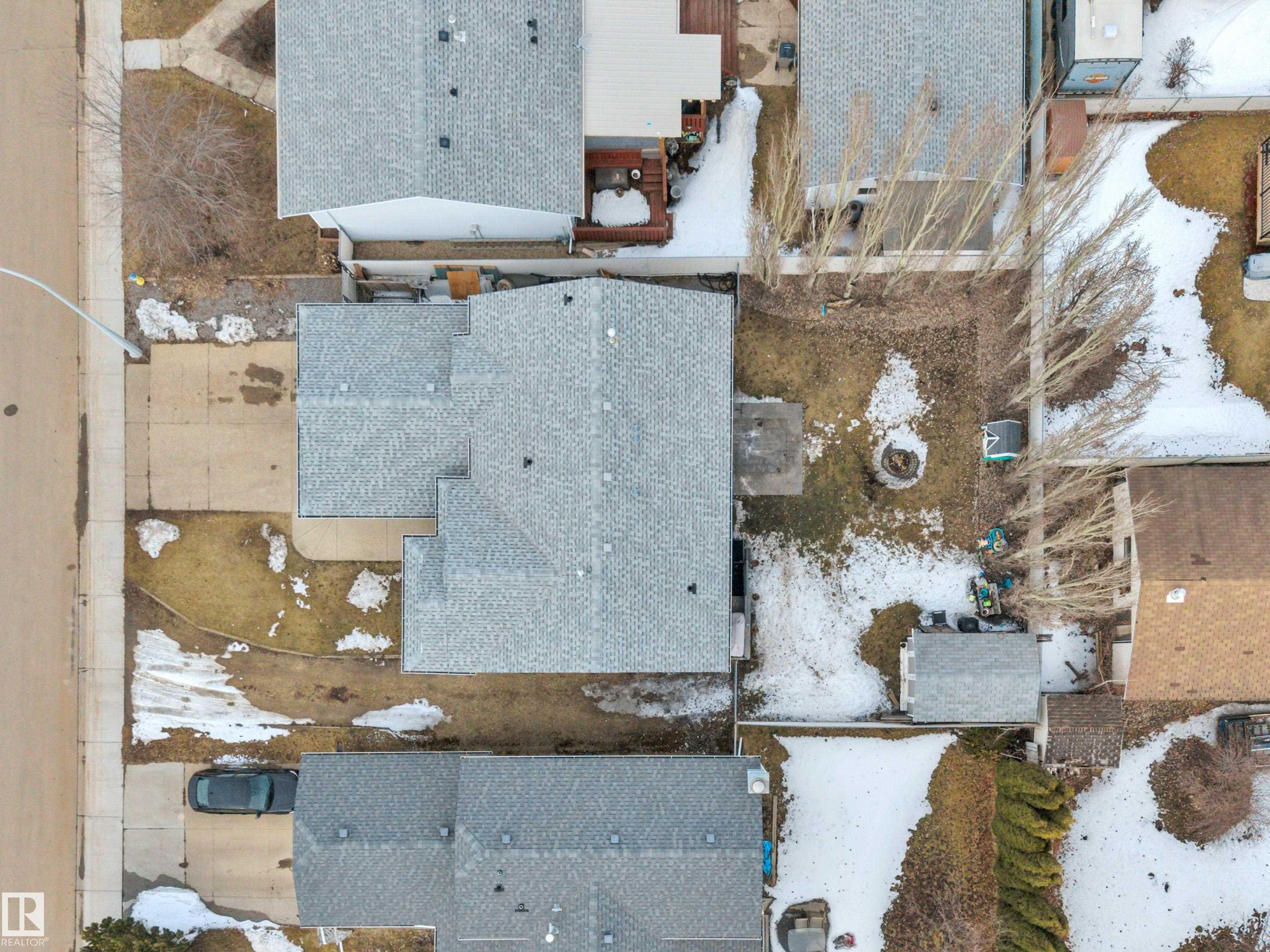 The property features a shingled roof and a detached shed - 5 Parkview Crescent, Calmar, AB - Outdoor