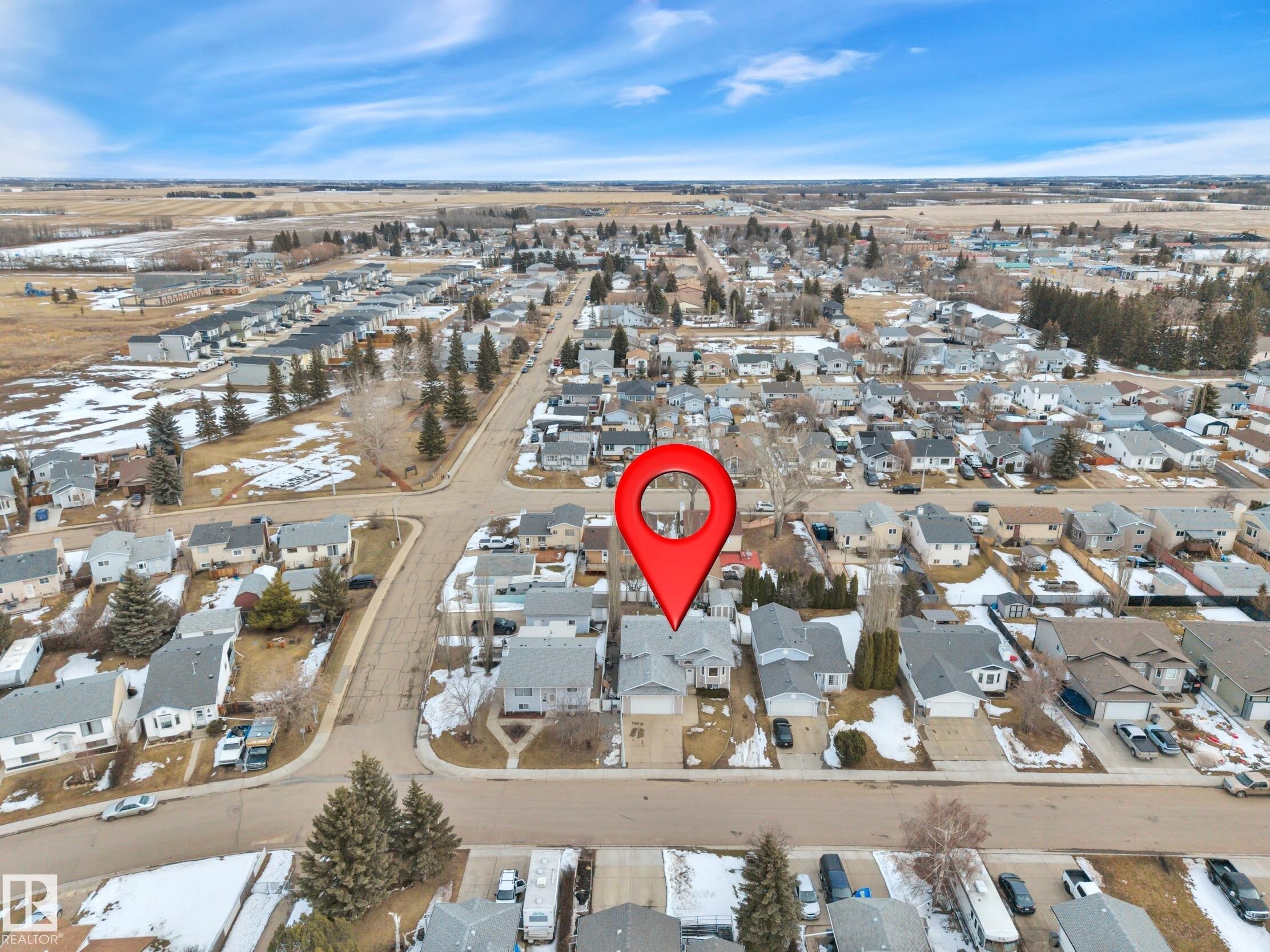 Aerial view of the property and the surrounding neighborhood, featuring residential streets and homes with driveways - 5 Parkview Crescent, Calmar, AB - Outdoor With View