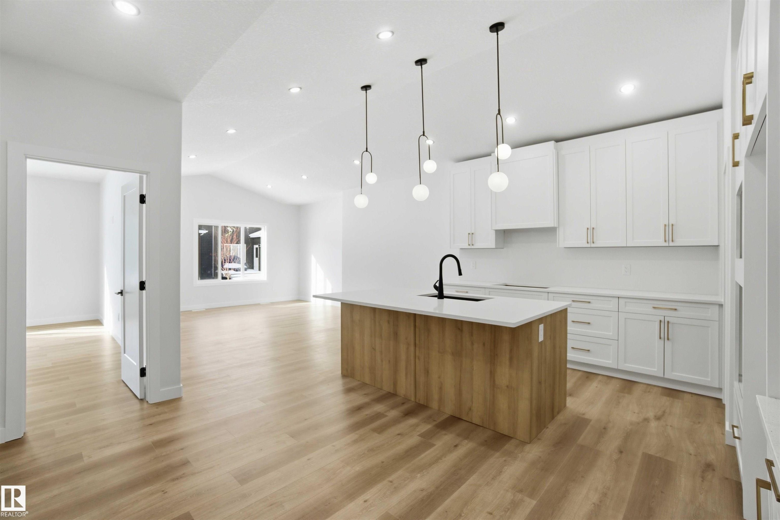 3320 Chickadee Drive, Edmonton, AB - Indoor Photo Showing Kitchen With Upgraded Kitchen