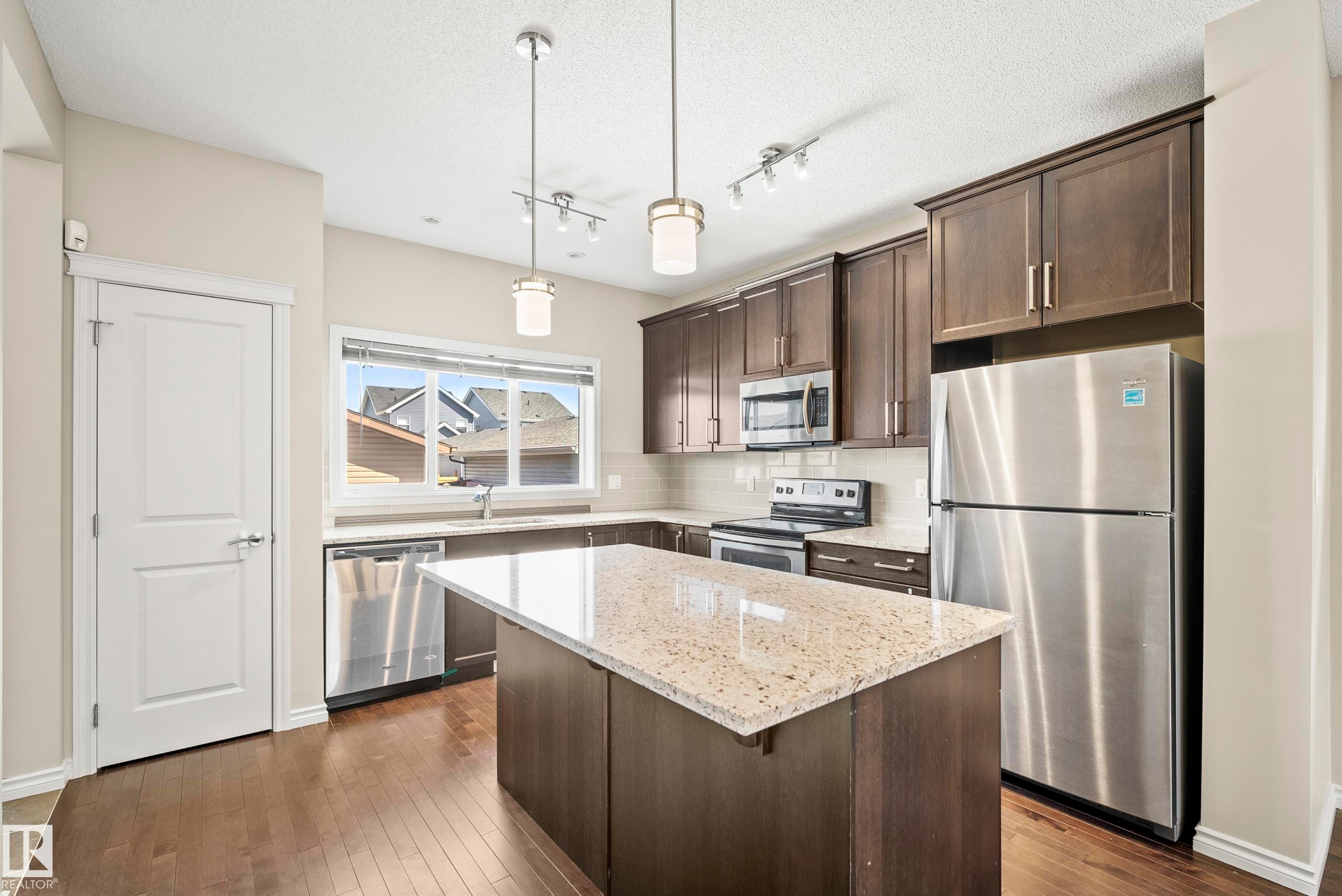 17625 60A Street, Edmonton, AB - Indoor Photo Showing Kitchen With Upgraded Kitchen