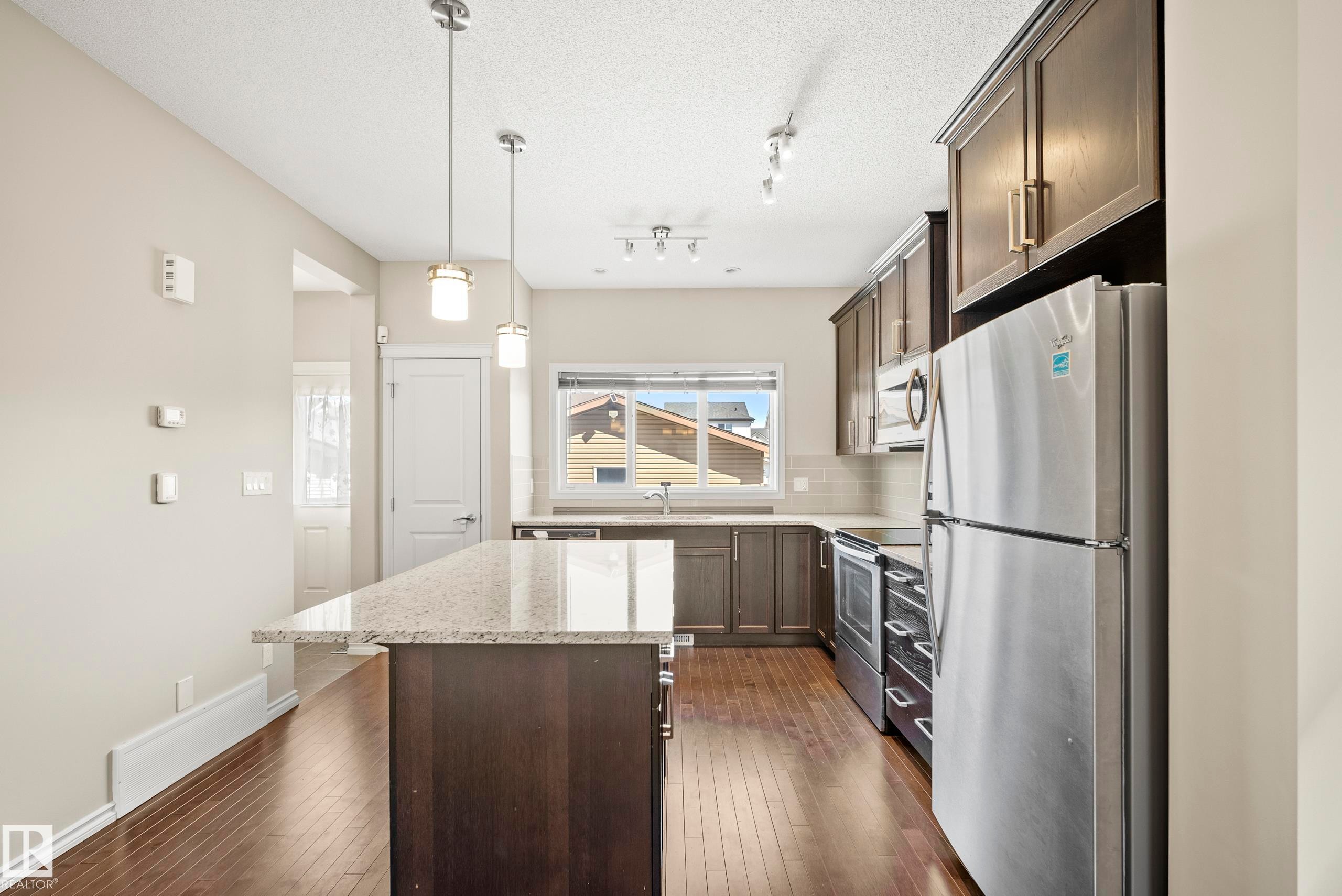 17625 60A Street, Edmonton, AB - Indoor Photo Showing Kitchen With Upgraded Kitchen
