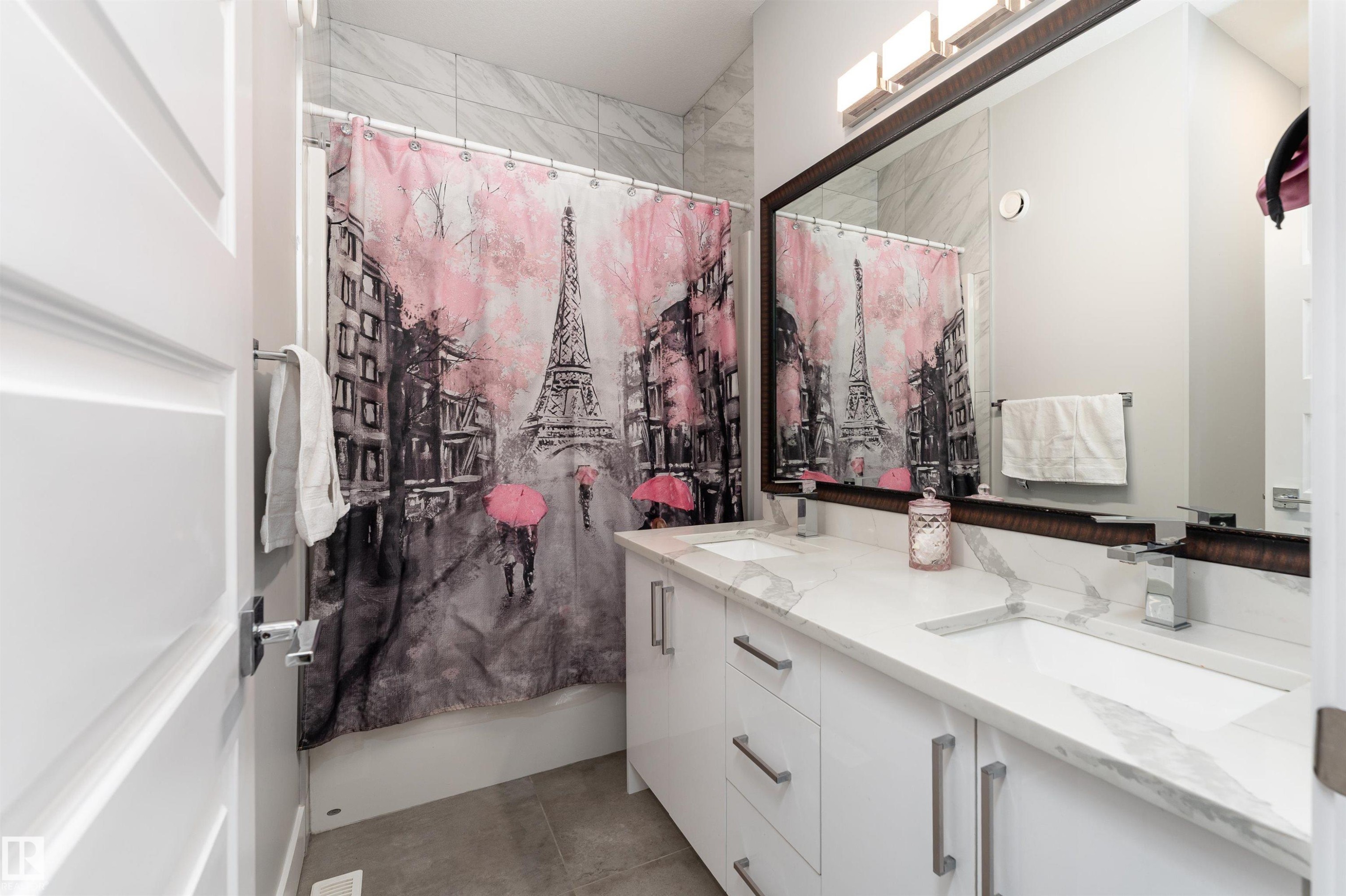 9338 Pear Link, Edmonton, AB - Indoor Photo Showing Bathroom