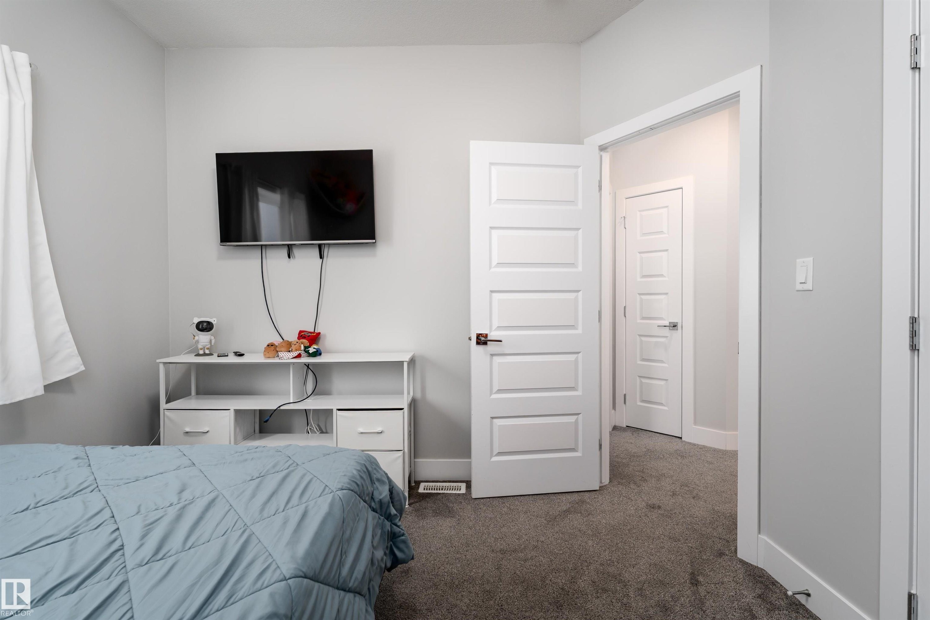 9338 Pear Link, Edmonton, AB - Indoor Photo Showing Bedroom