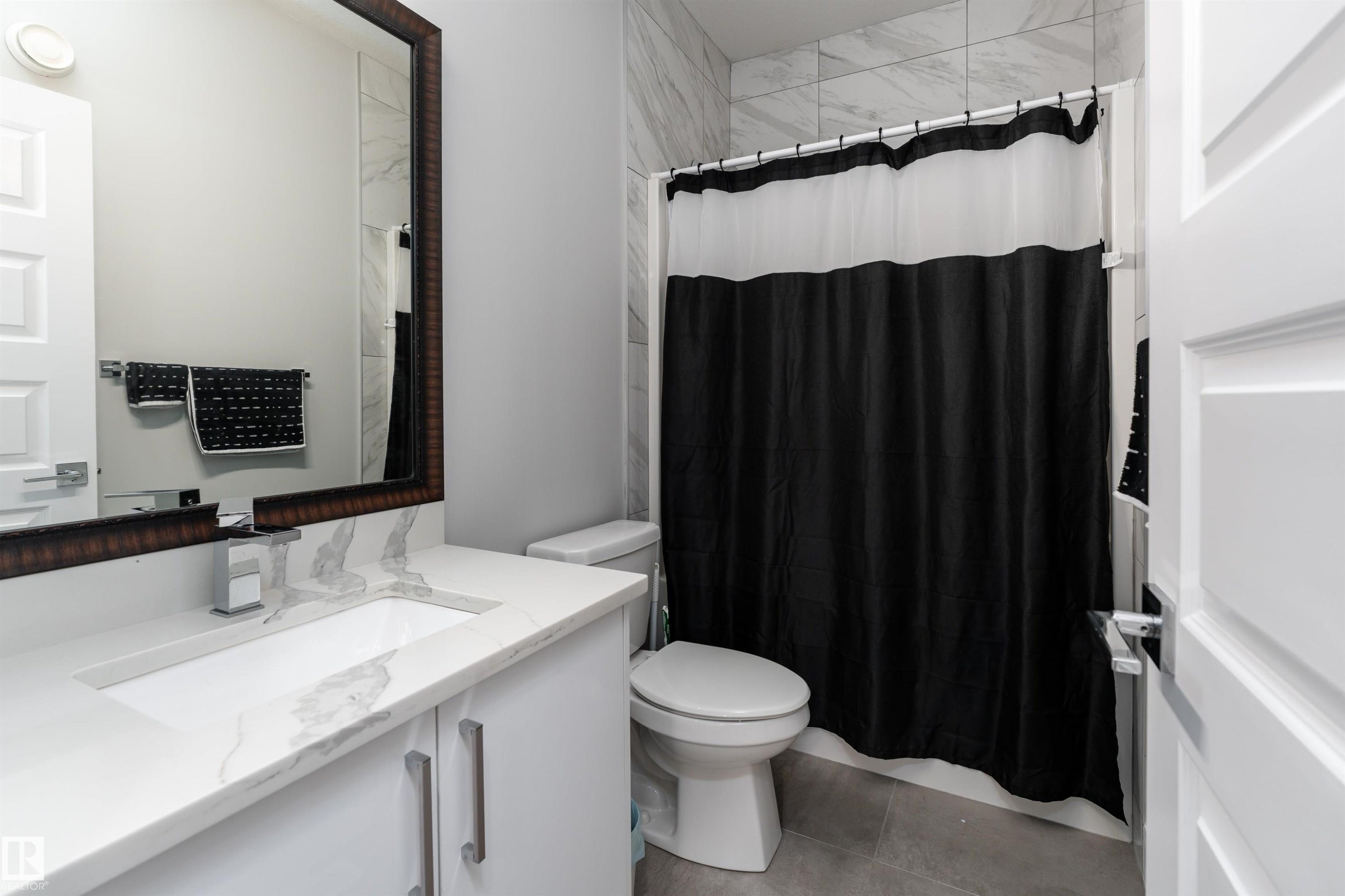 9338 Pear Link, Edmonton, AB - Indoor Photo Showing Bathroom