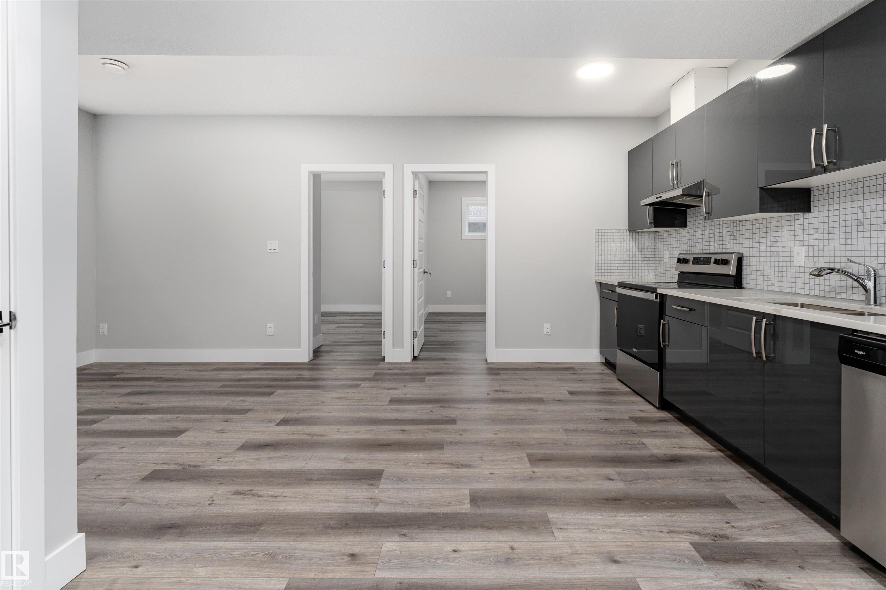 9338 Pear Link, Edmonton, AB - Indoor Photo Showing Kitchen