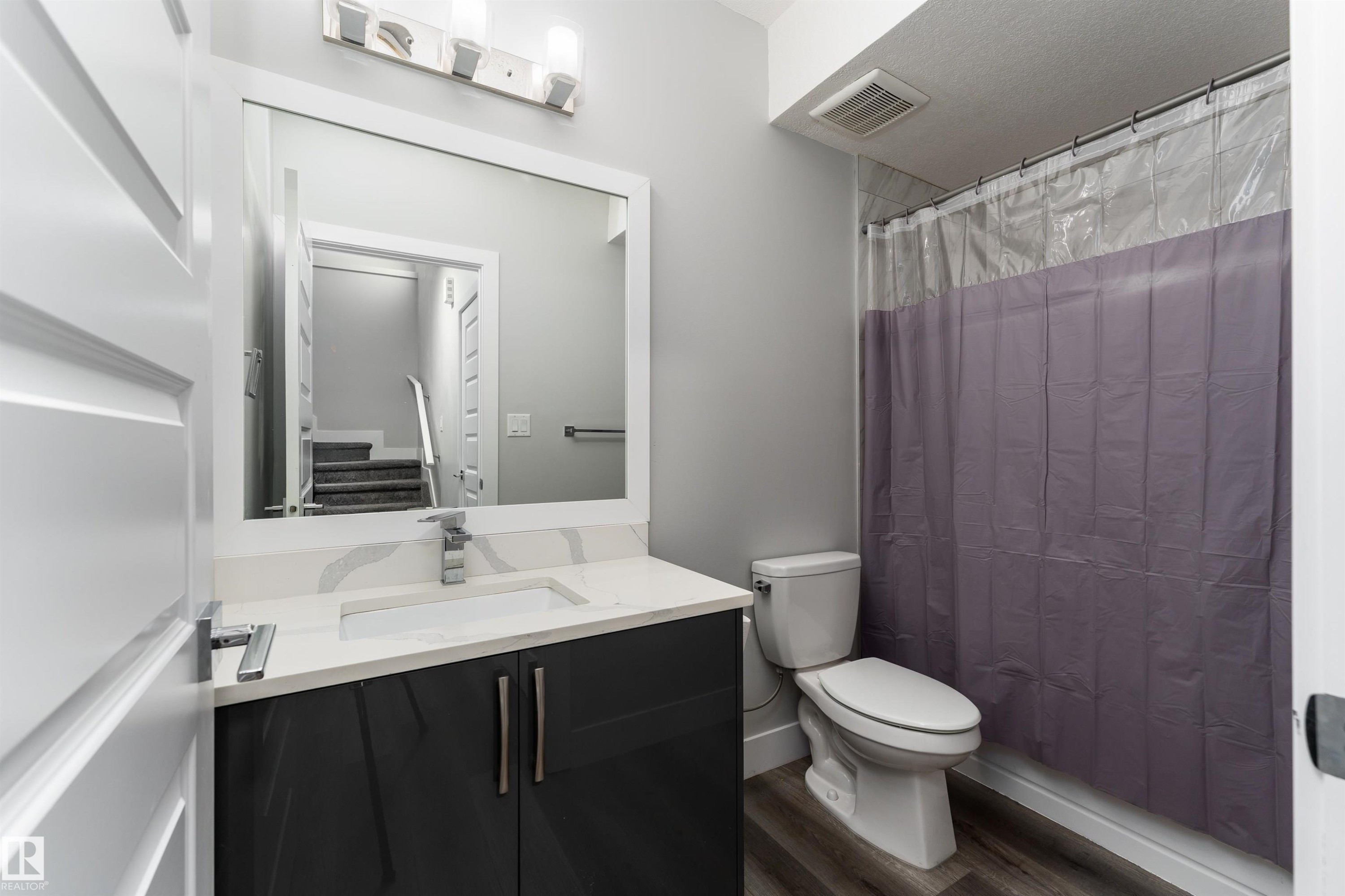 9338 Pear Link, Edmonton, AB - Indoor Photo Showing Bathroom