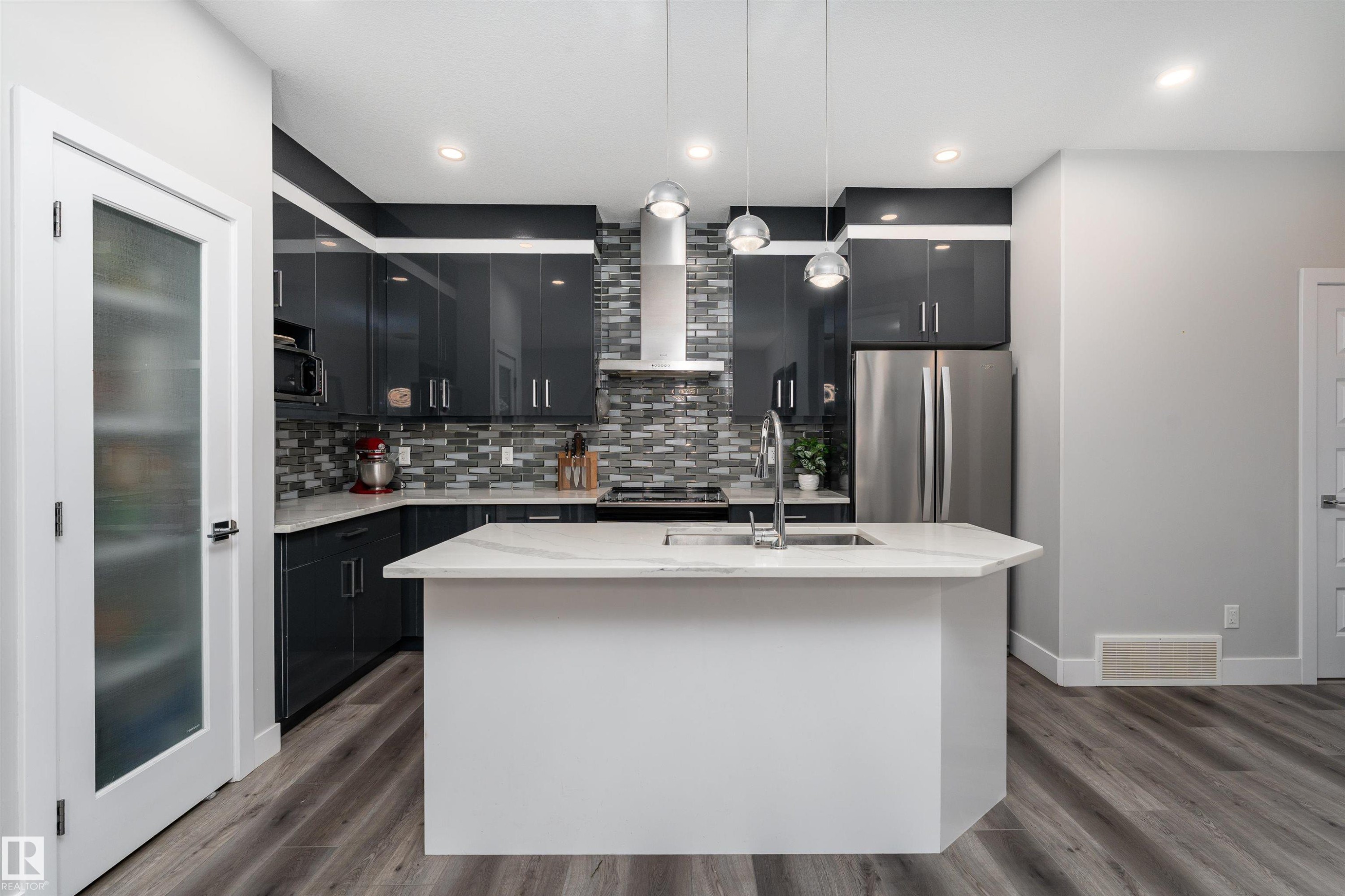 9338 Pear Link, Edmonton, AB - Indoor Photo Showing Kitchen With Stainless Steel Kitchen With Upgraded Kitchen