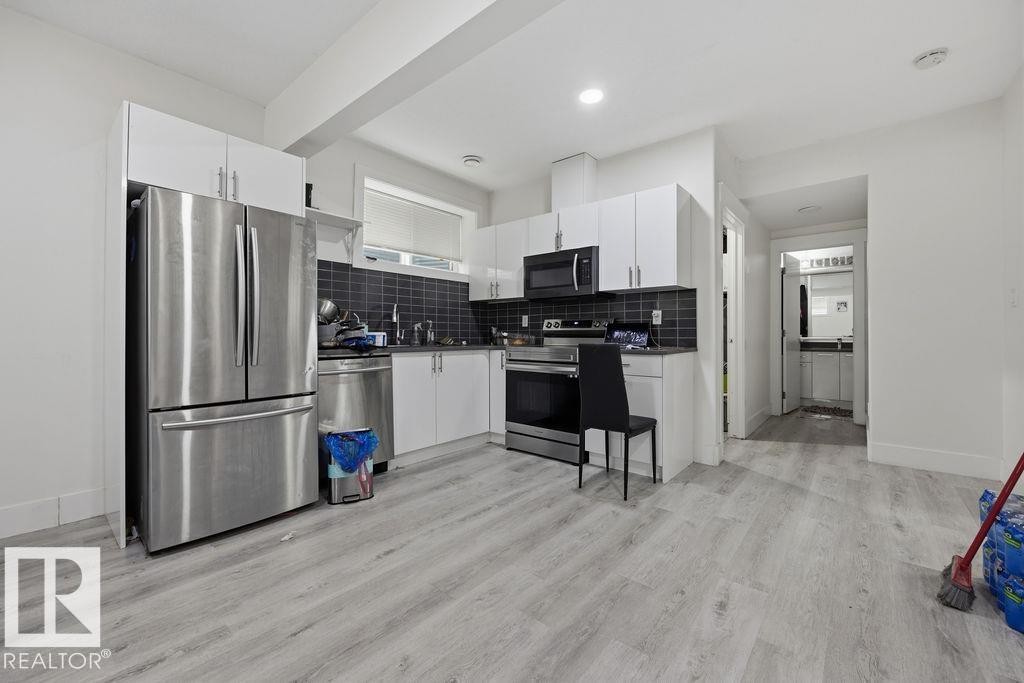 The kitchen features stainless steel appliances, including a refrigerator, dishwasher, and oven - 17534 60A Street, Edmonton, AB - Indoor Photo Showing Kitchen With Stainless Steel Kitchen