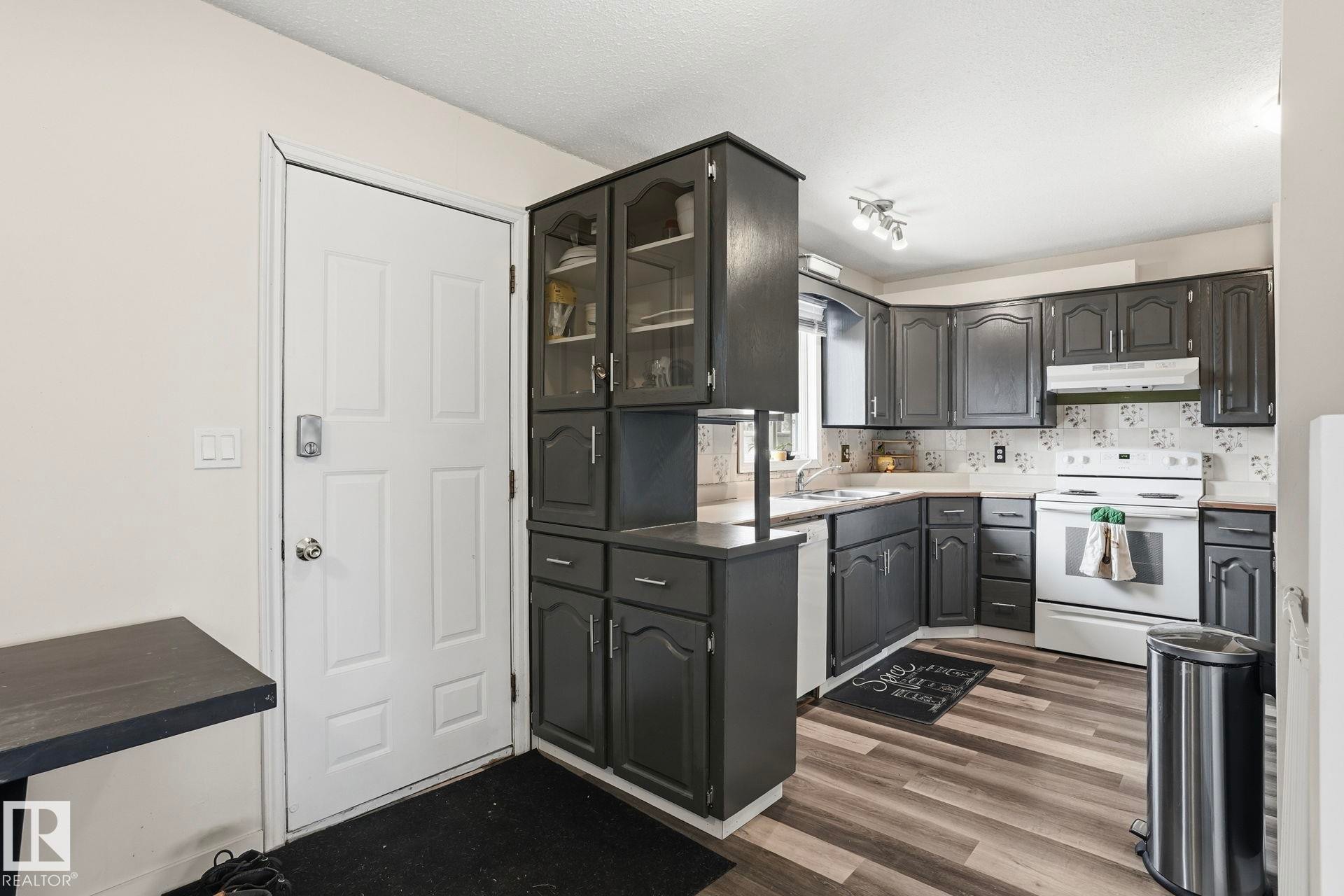 12340 St Albert Trail, Edmonton, AB - Indoor Photo Showing Kitchen