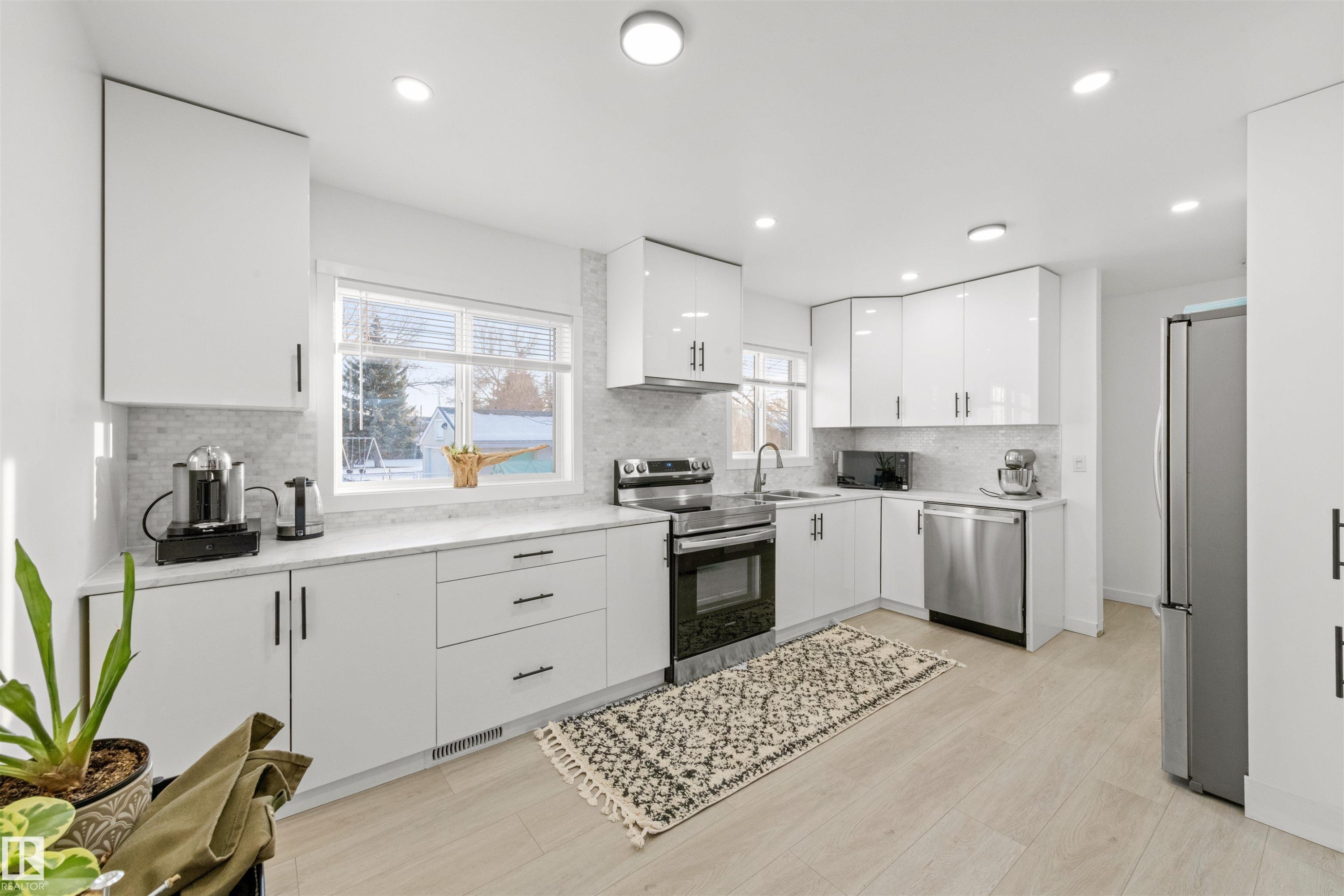 3429 120 Avenue, Edmonton, AB - Indoor Photo Showing Kitchen With Upgraded Kitchen