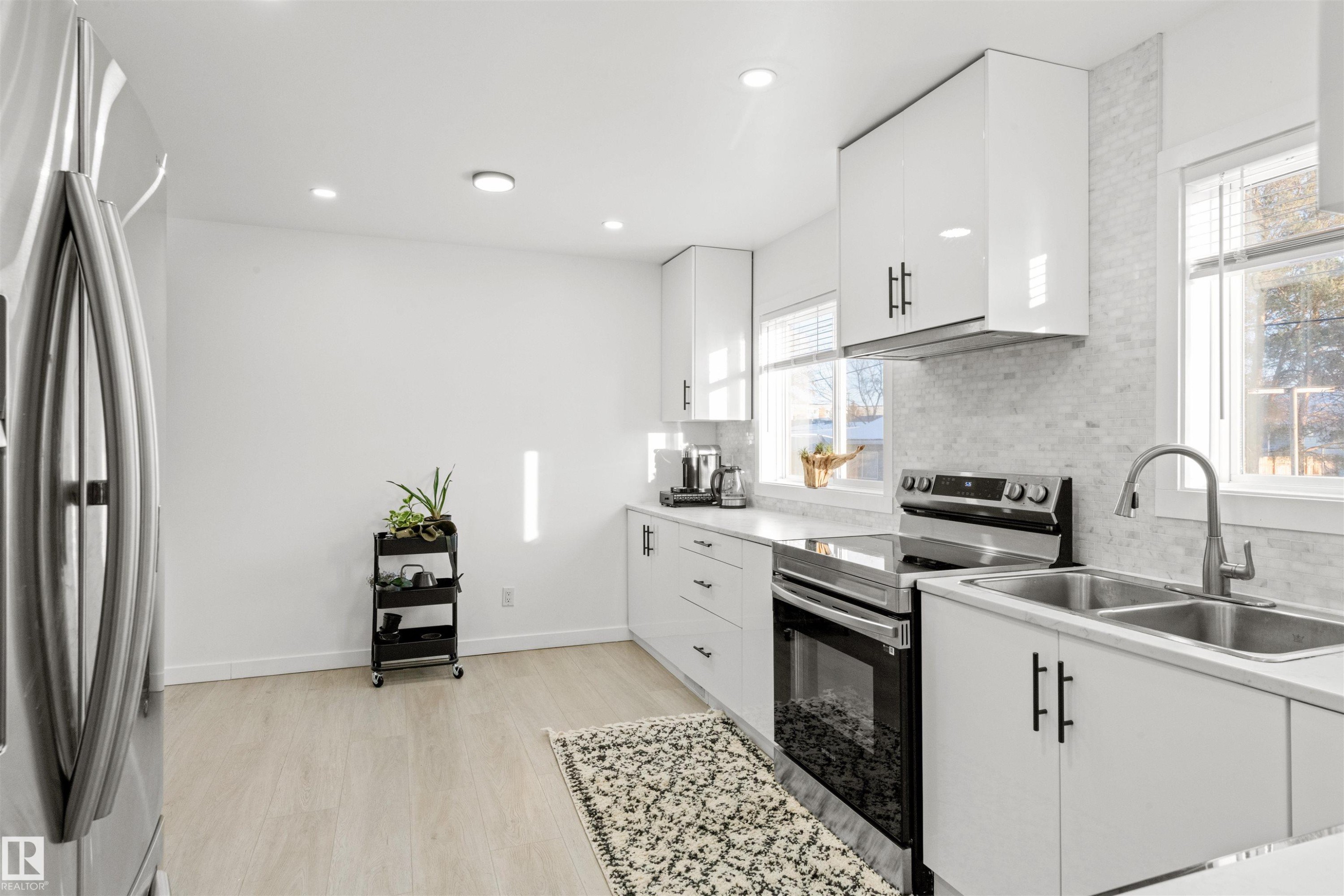 3429 120 Avenue, Edmonton, AB - Indoor Photo Showing Kitchen With Double Sink With Upgraded Kitchen